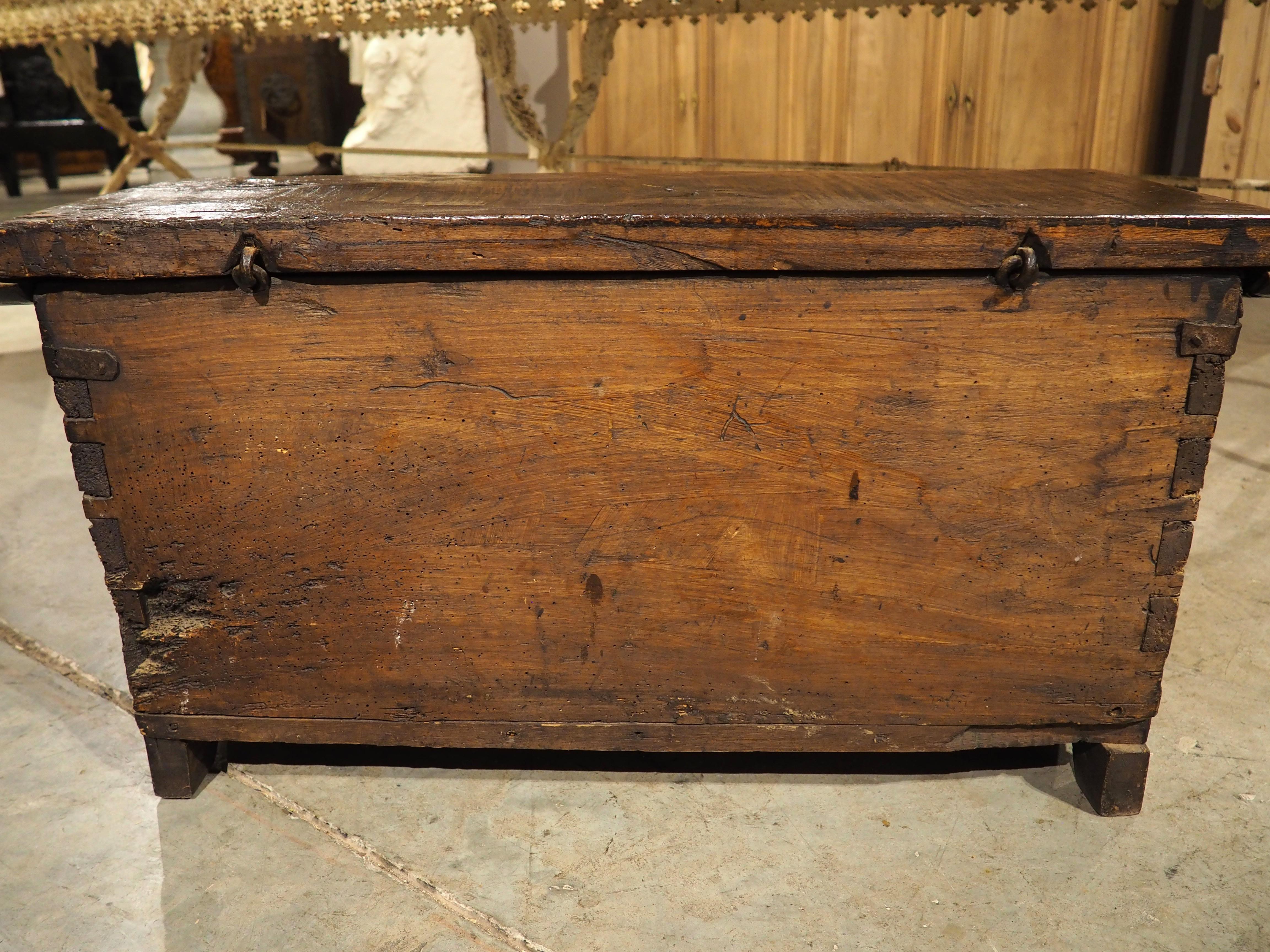 Wappensarg aus massiver Eiche aus Frankreich, um 1680 im Angebot 9