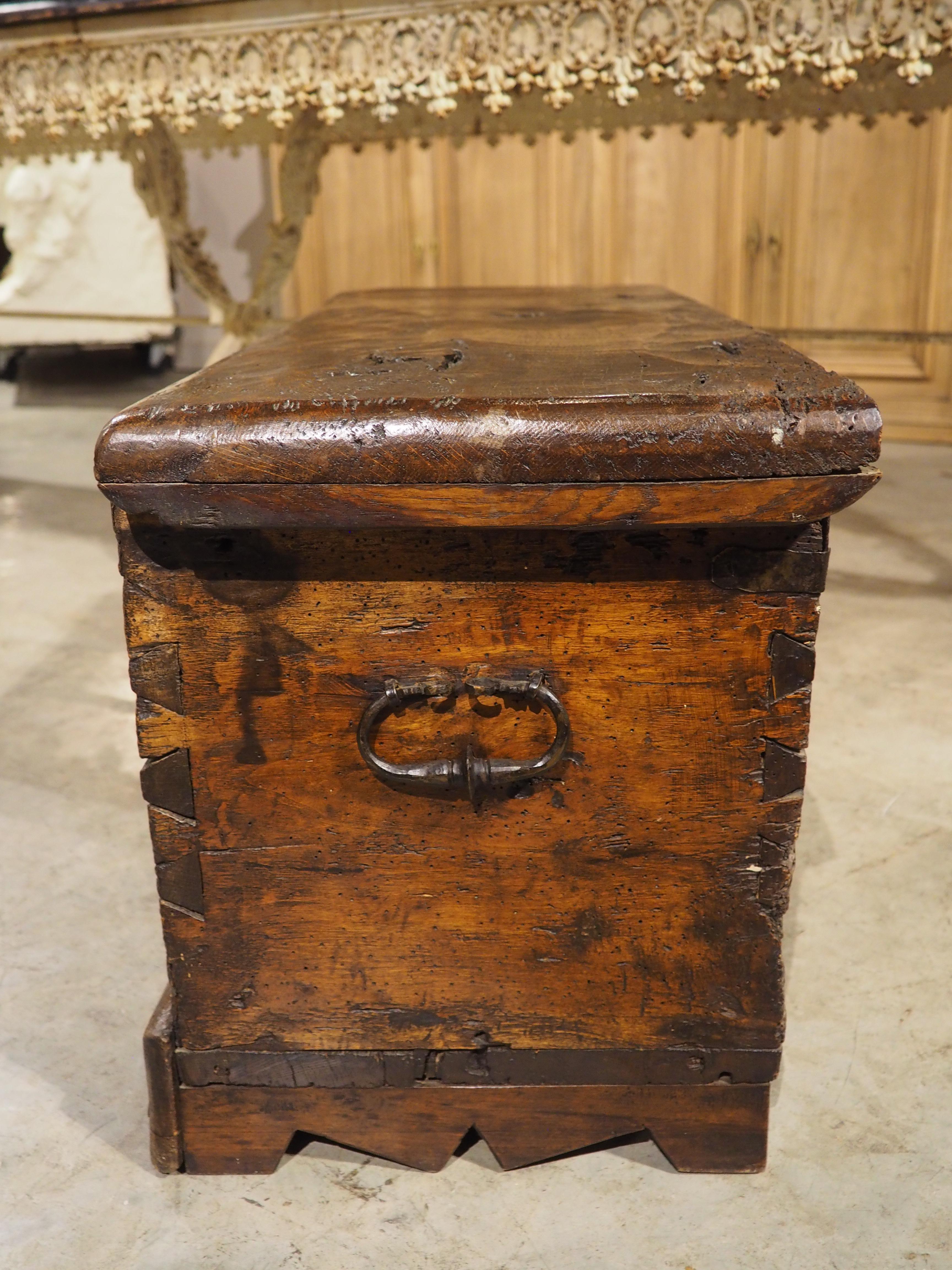 Wappensarg aus massiver Eiche aus Frankreich, um 1680 im Angebot 10