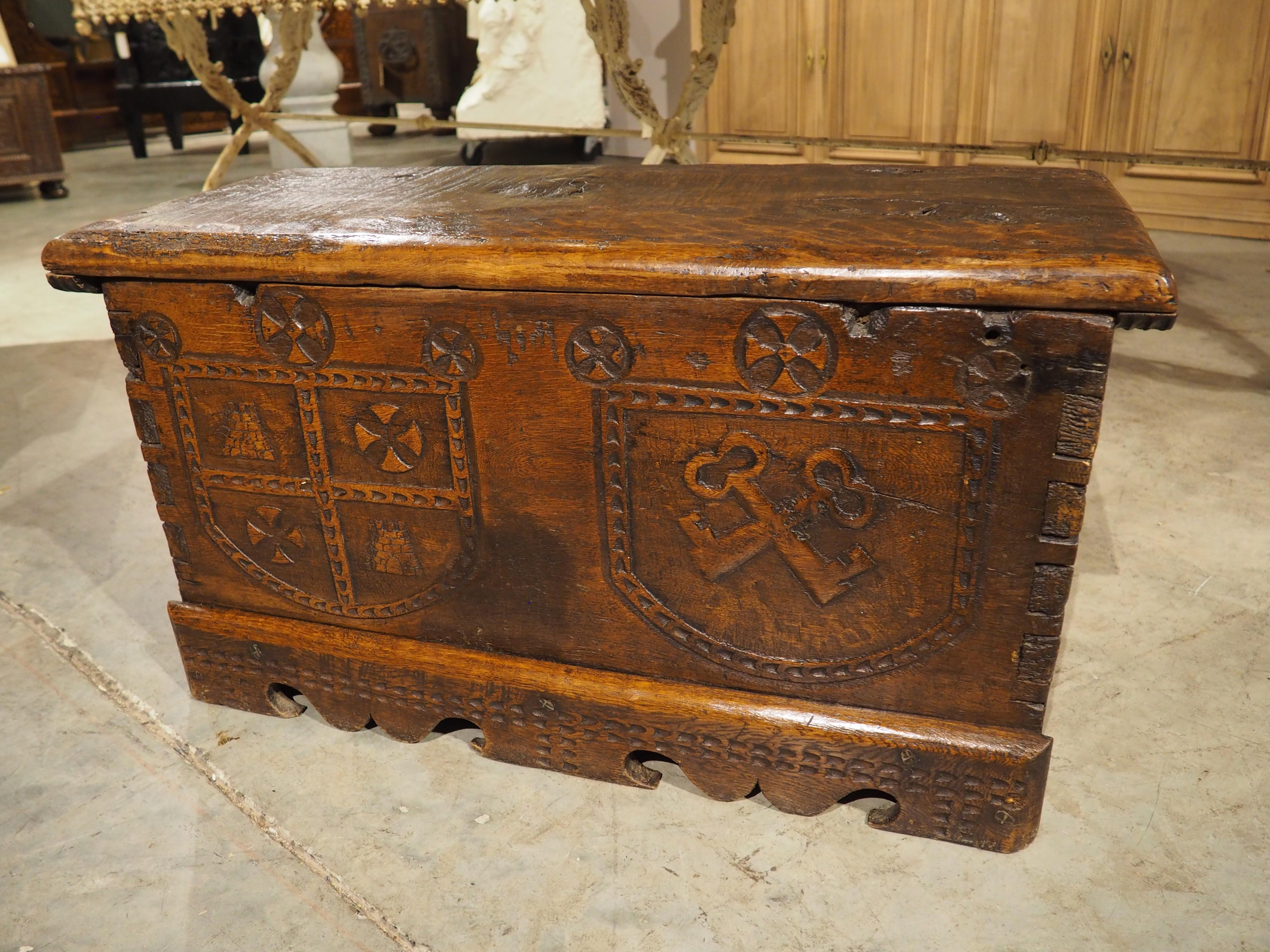 Wappensarg aus massiver Eiche aus Frankreich, um 1680 im Angebot 11