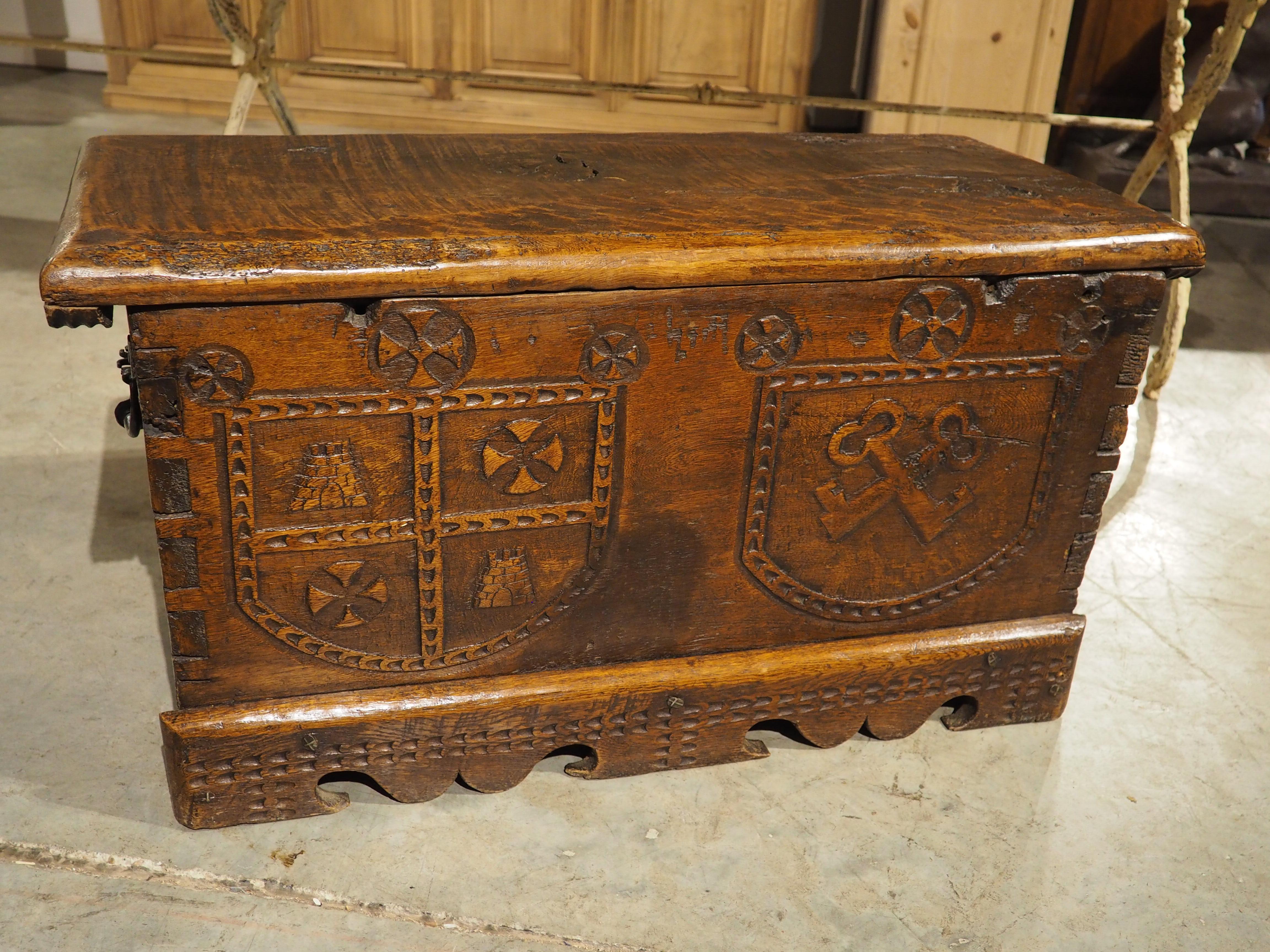 Wappensarg aus massiver Eiche aus Frankreich, um 1680 im Angebot 12