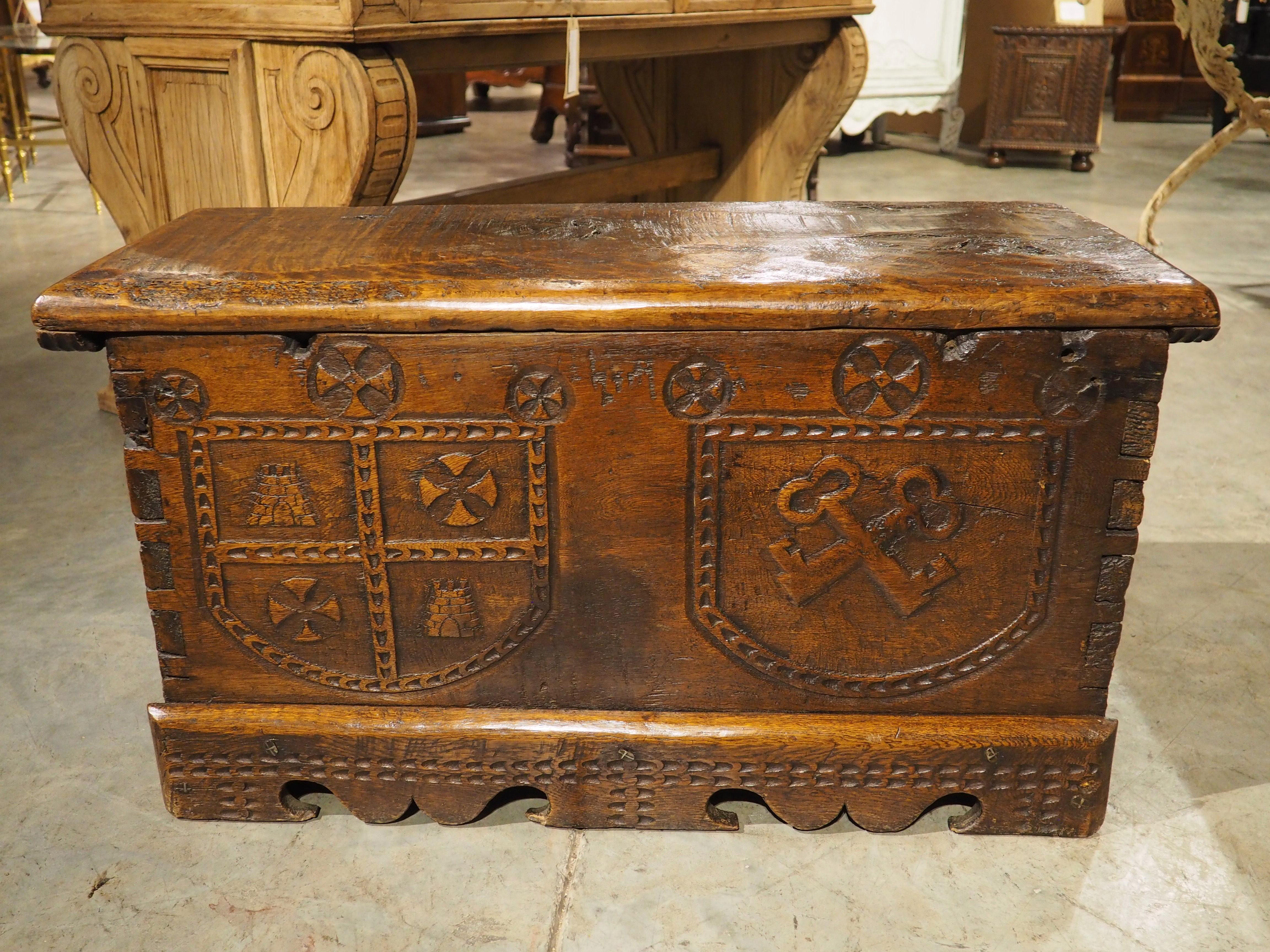 Weitere Informationen folgen in Kürze...

Dieser französische Sarg aus den 1680er Jahren wurde von Hand aus Eichenholz geschnitzt.  Der Wappenstamm ist mit zwei heraldischen Wappenschildern unter einer Reihe von Kreuzen geschmückt.