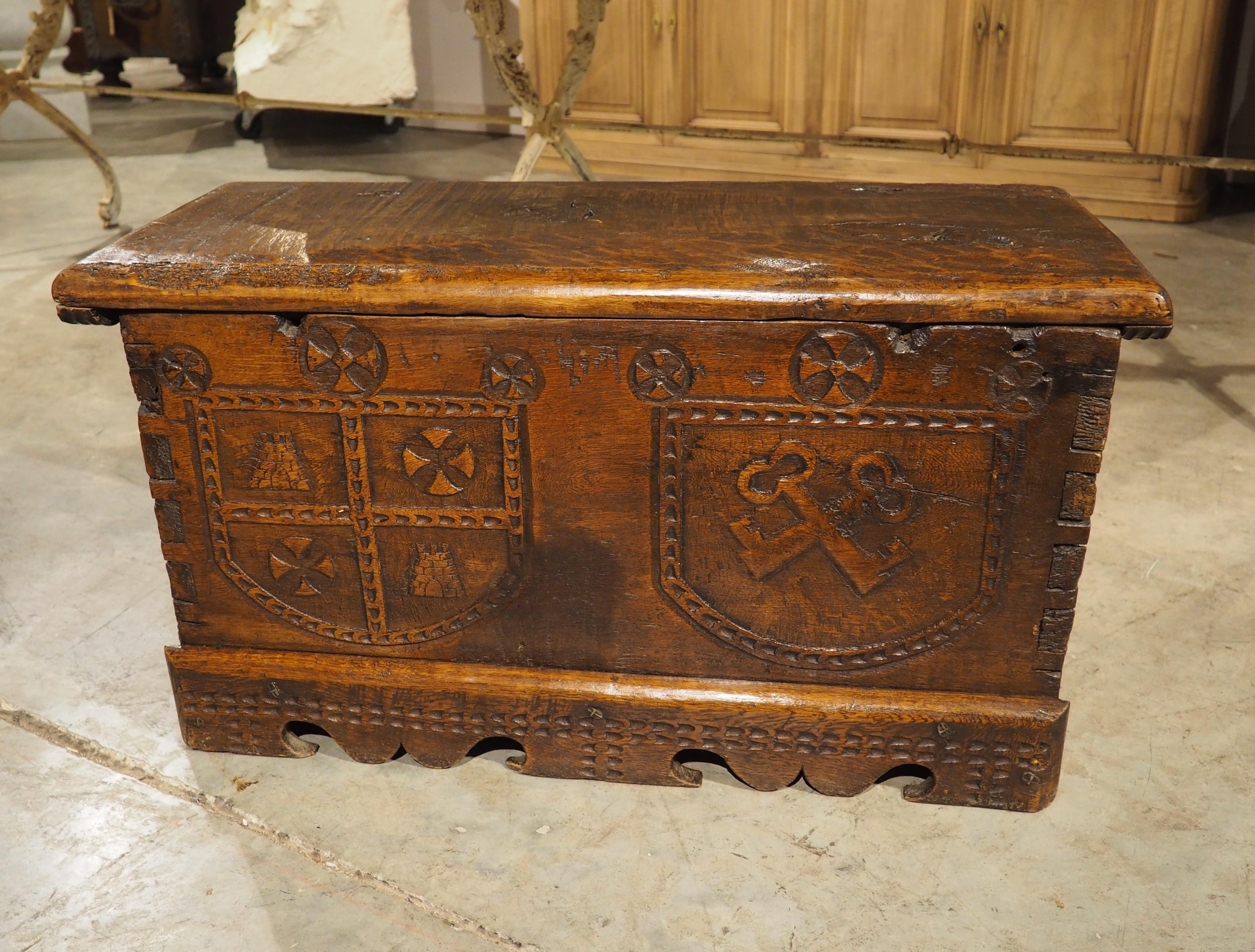 Wappensarg aus massiver Eiche aus Frankreich, um 1680 im Angebot 13