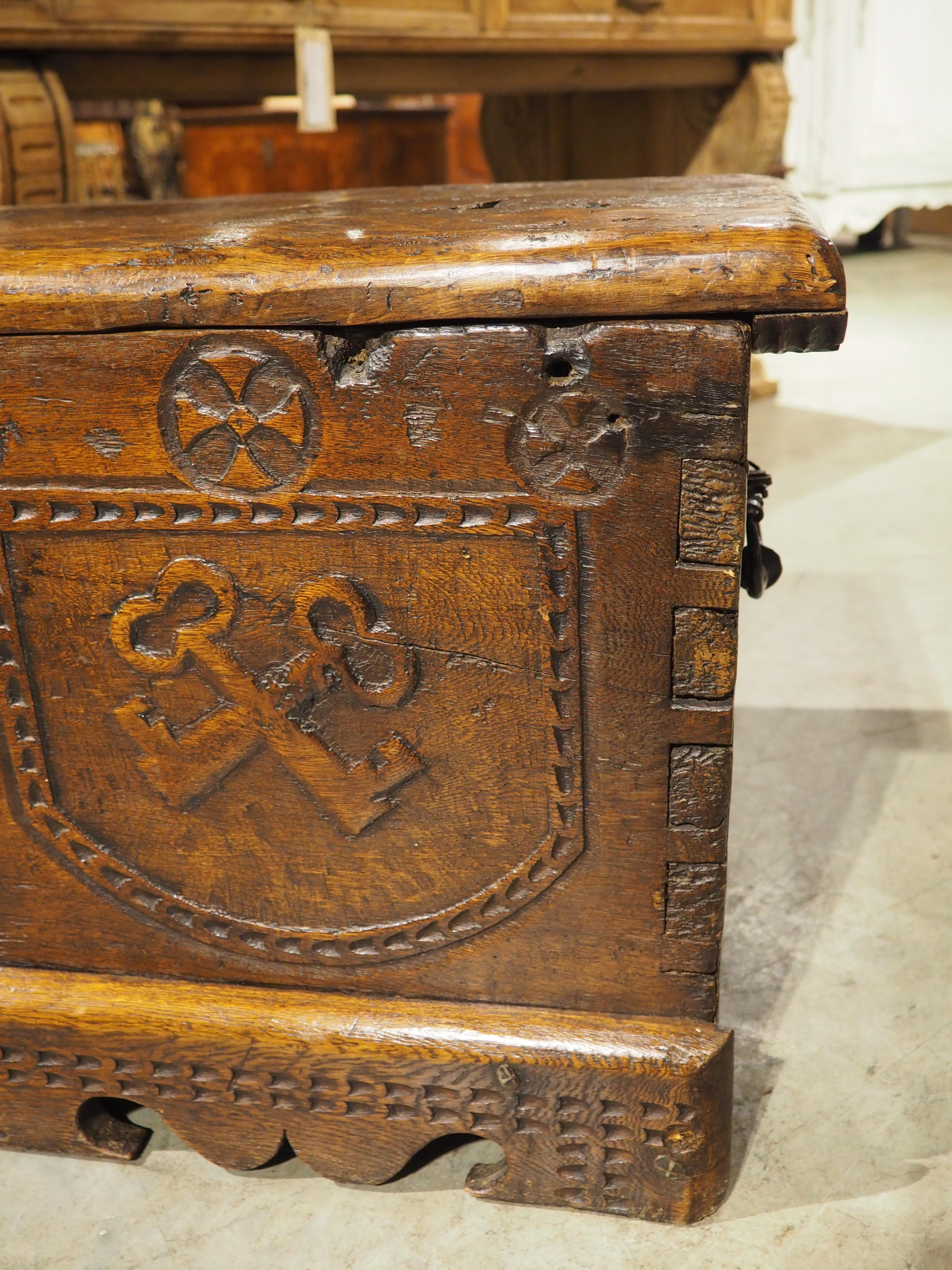 Wappensarg aus massiver Eiche aus Frankreich, um 1680 (Französisch) im Angebot