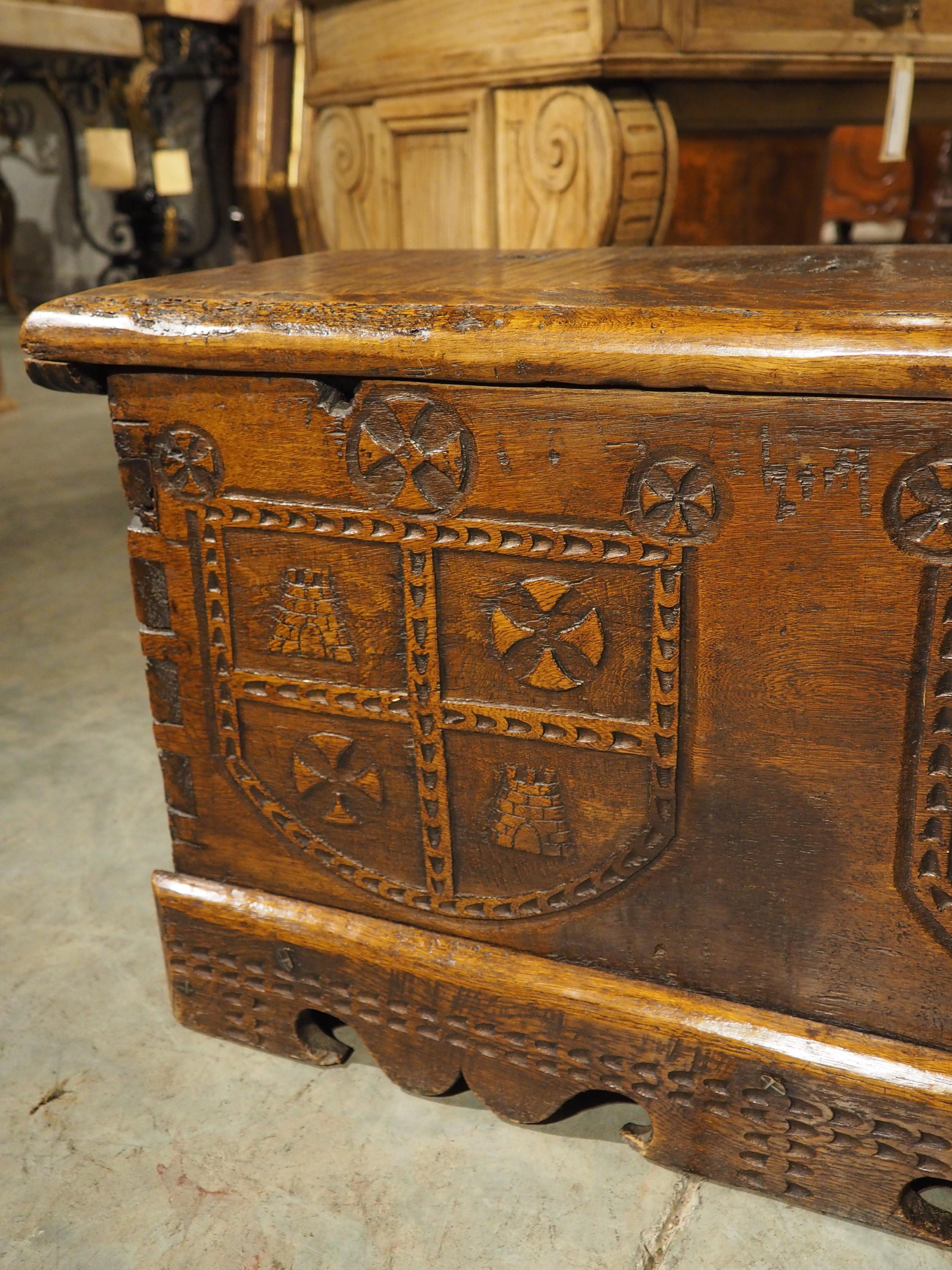 Wappensarg aus massiver Eiche aus Frankreich, um 1680 (Handgeschnitzt) im Angebot