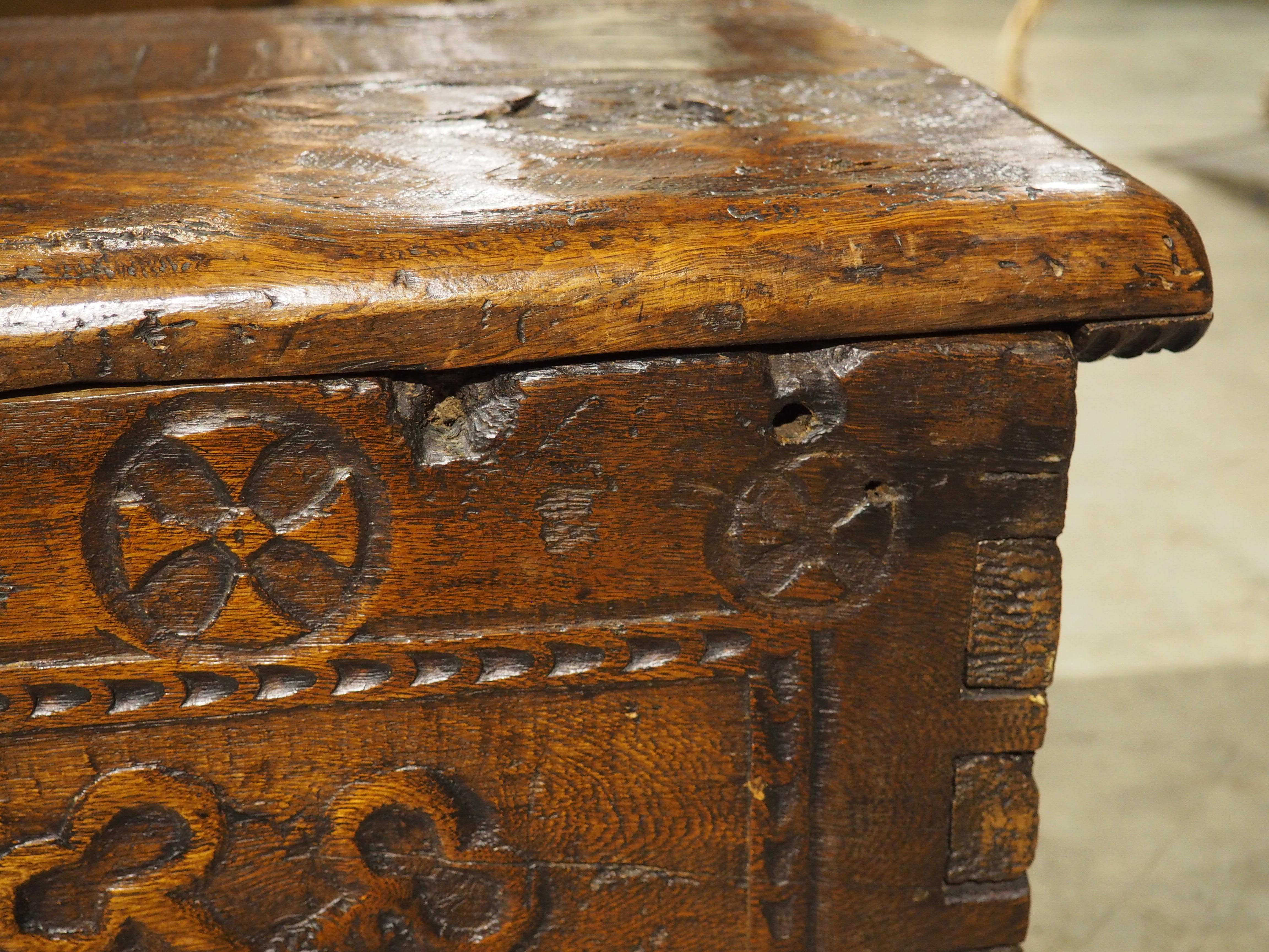 Wappensarg aus massiver Eiche aus Frankreich, um 1680 im Zustand „Gut“ im Angebot in Dallas, TX