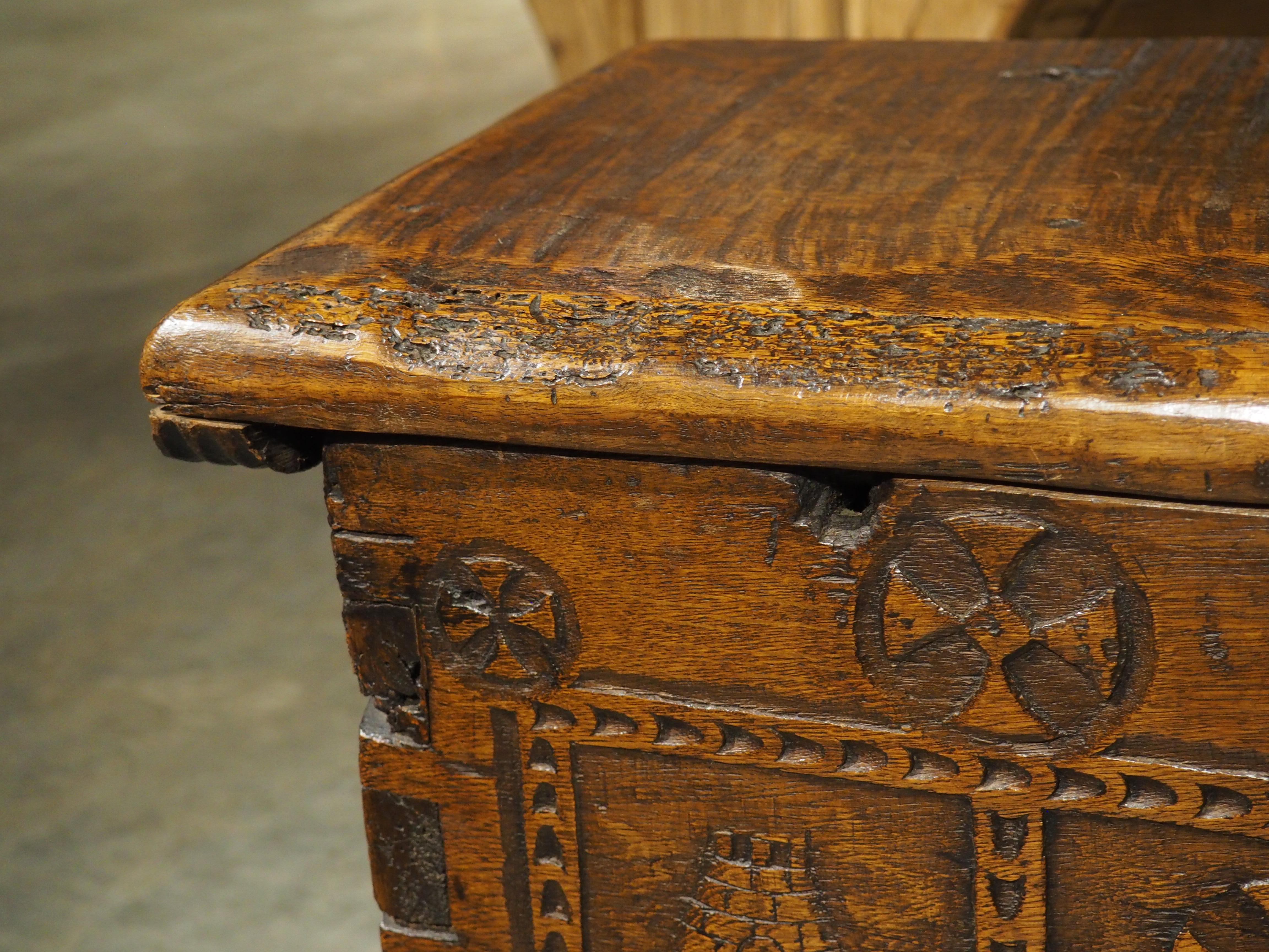 Wappensarg aus massiver Eiche aus Frankreich, um 1680 (17. Jahrhundert) im Angebot