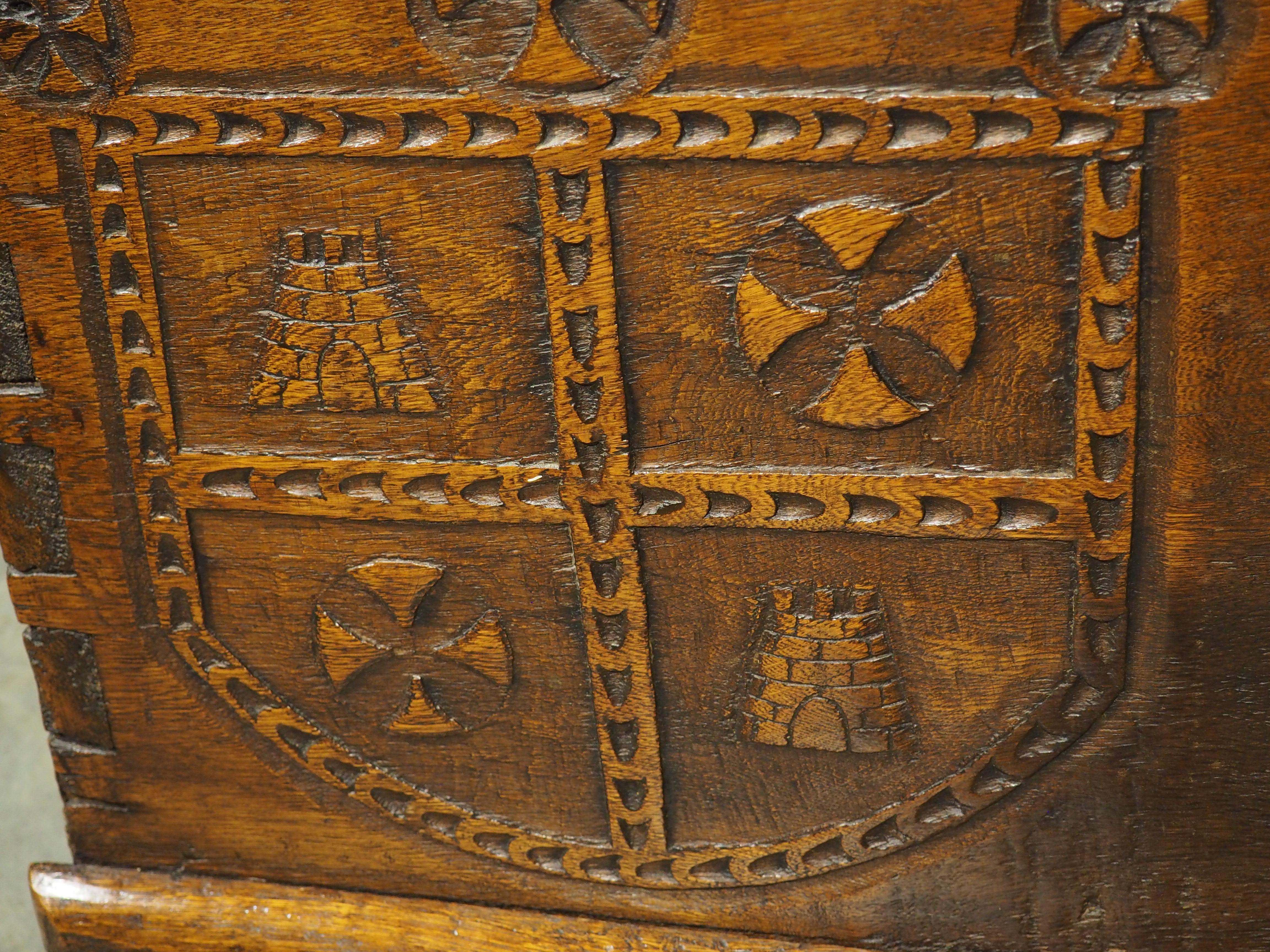 Wappensarg aus massiver Eiche aus Frankreich, um 1680 (Holz) im Angebot