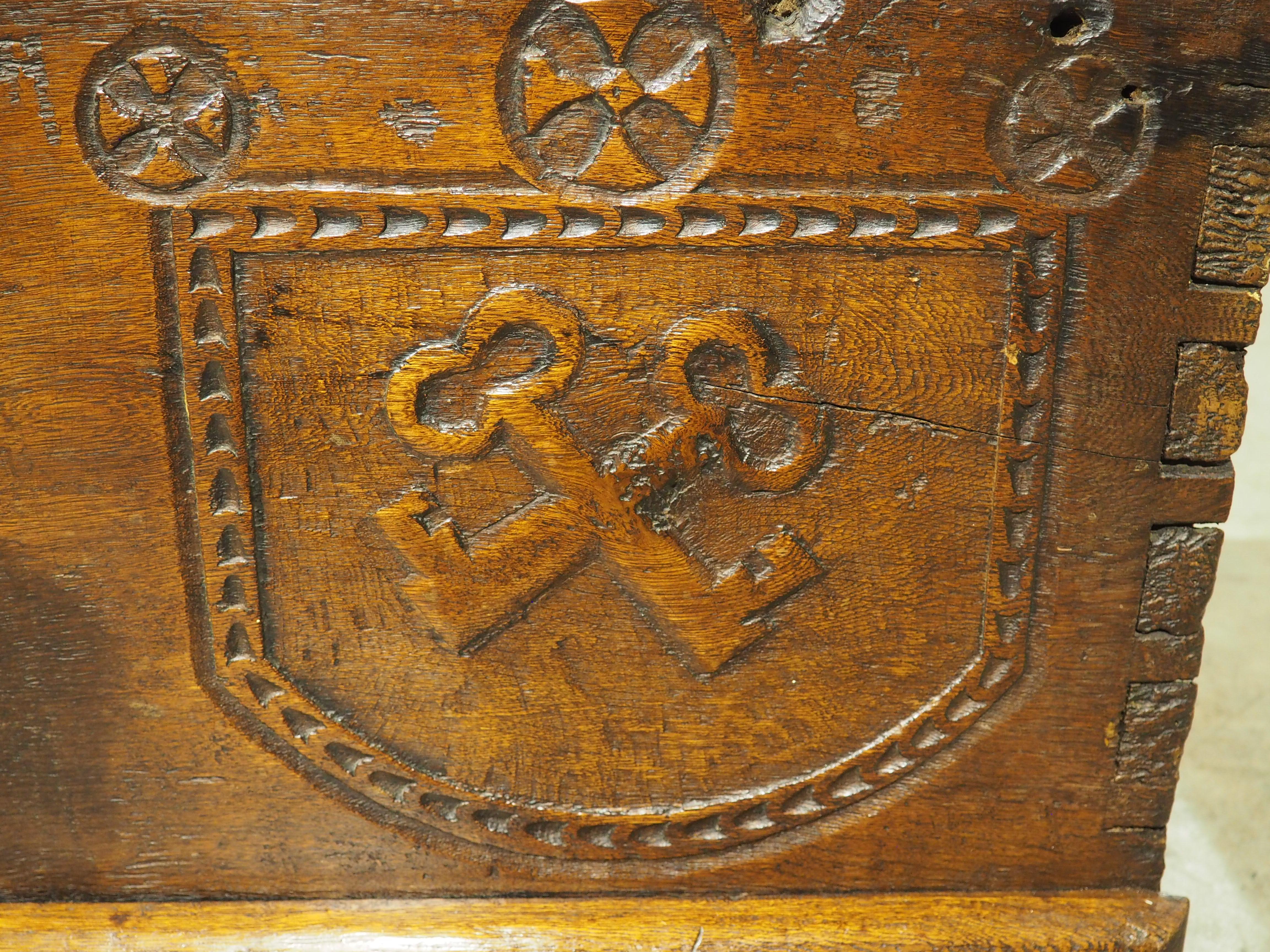 Wappensarg aus massiver Eiche aus Frankreich, um 1680 im Angebot 1