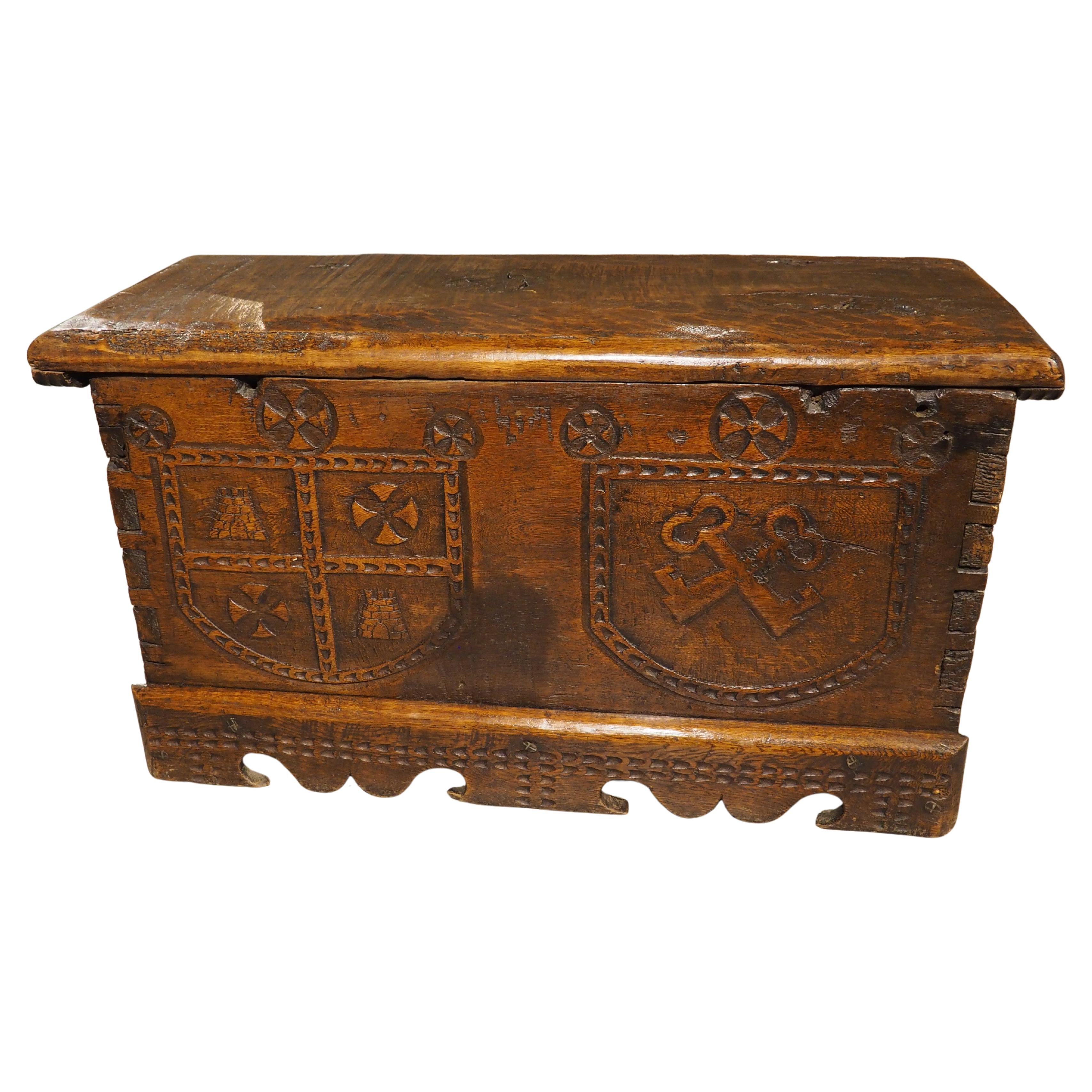 Cofanetto armoriale in quercia massiccia proveniente dalla Francia, CIRCA 1680