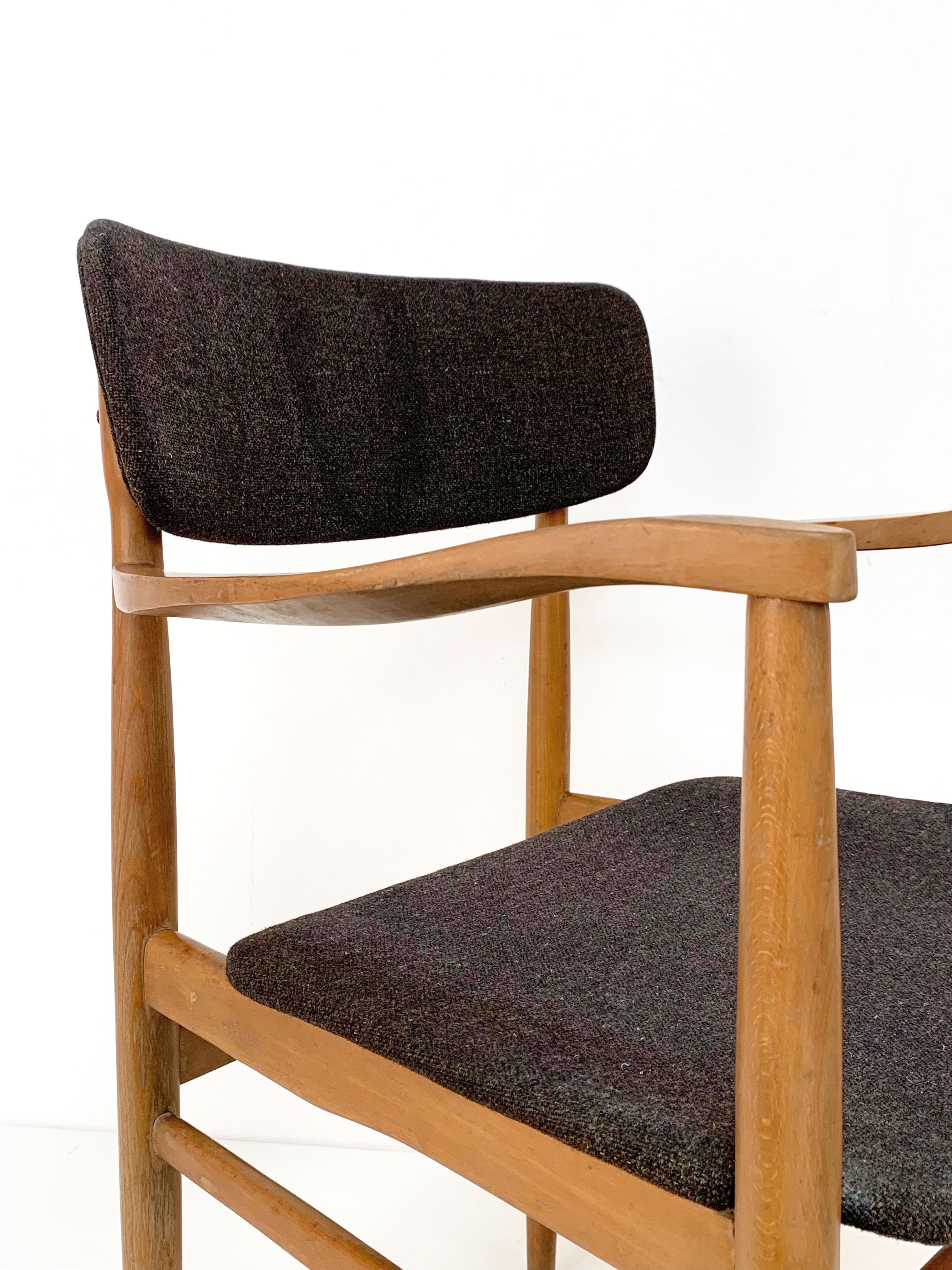 Armrest Chair in the Manner of Finn Juhl, Wood and fabric, Armchair Scandinavian In Good Condition For Sale In Roma, IT