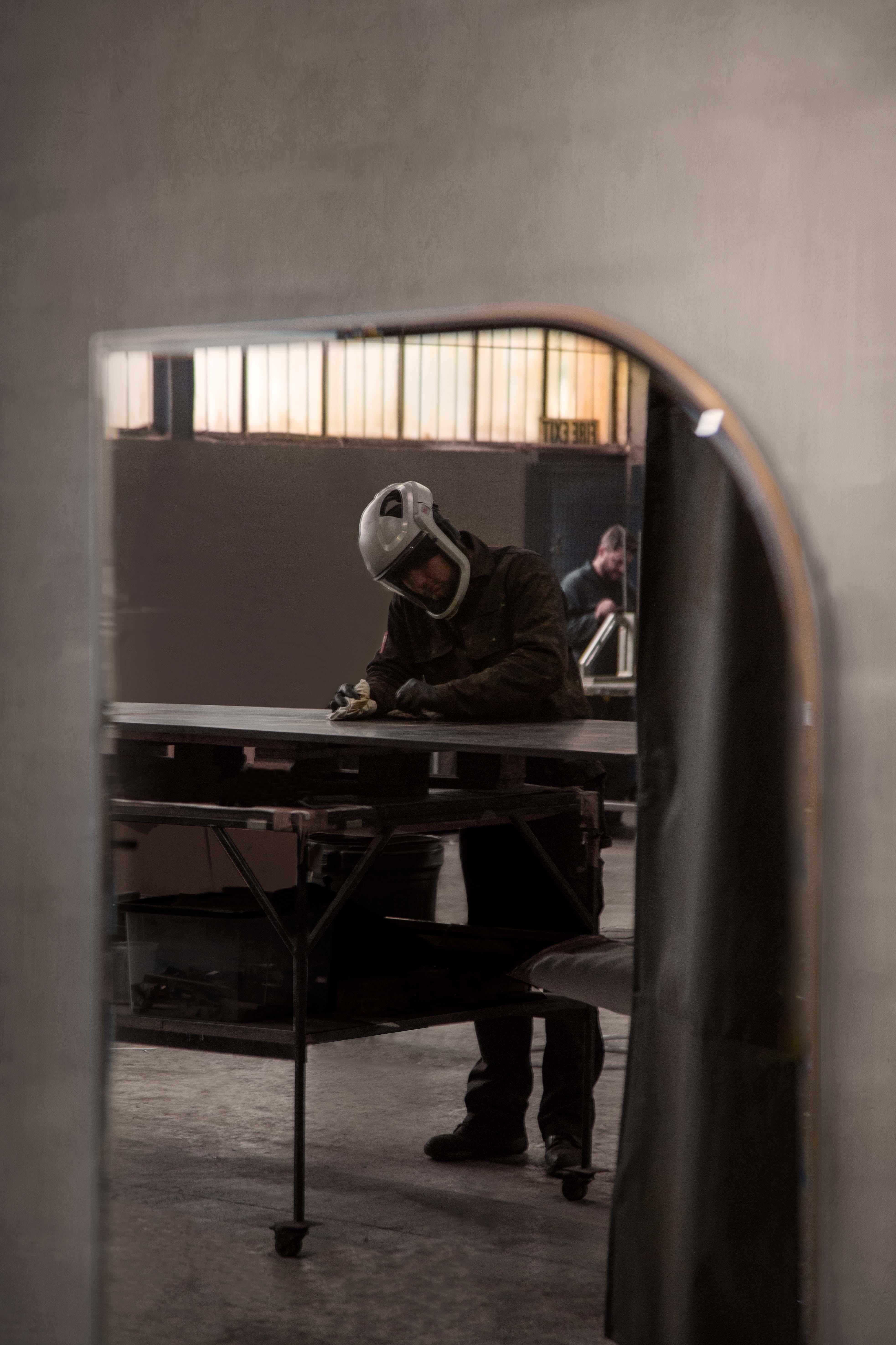 Miroir Armstrong - CÔTÉ GAUCHE - Laiton patiné - Medium - Prêt à expédier Neuf - En vente à Washington, GB