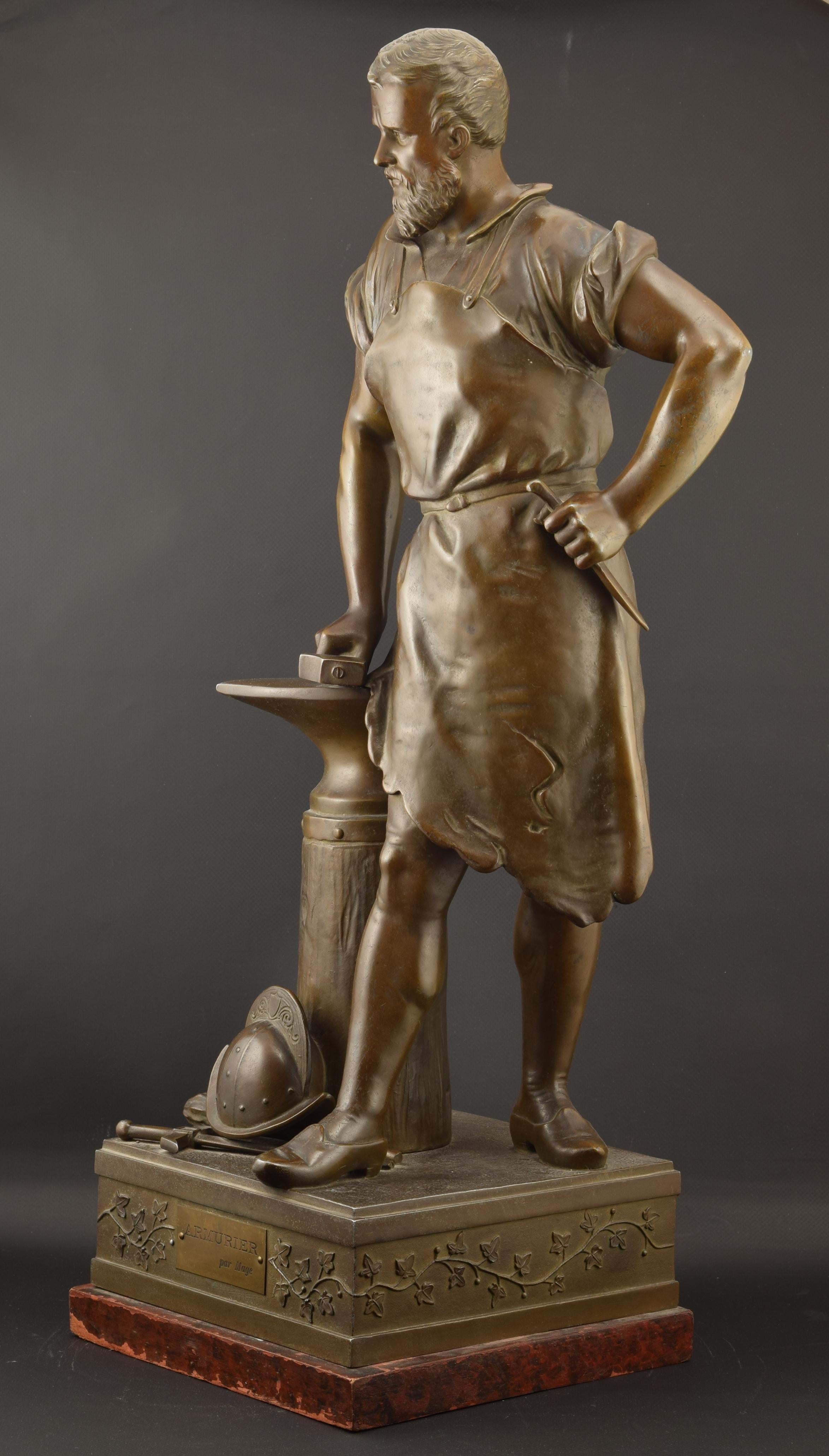 The masculine figure, of forceful posture and musculature without exaggerations, is holding the tools of his craft next to an anvil, at whose feet appear an old helmet and sword. On the small pedestal decorated with plant elements there is a metal