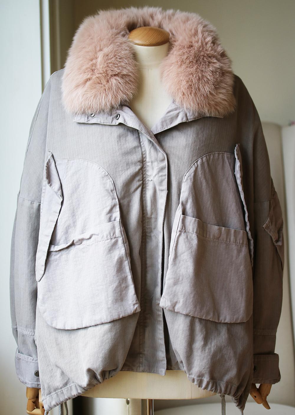 Veste isolée à manches longues en coton à chevrons et ripstop gris. Capuche escamotable et garniture en fourrure rose détachable au niveau du col. Fermeture à glissière dissimulée avec patte de serrage sur le devant. Poches cargo et à rabat à