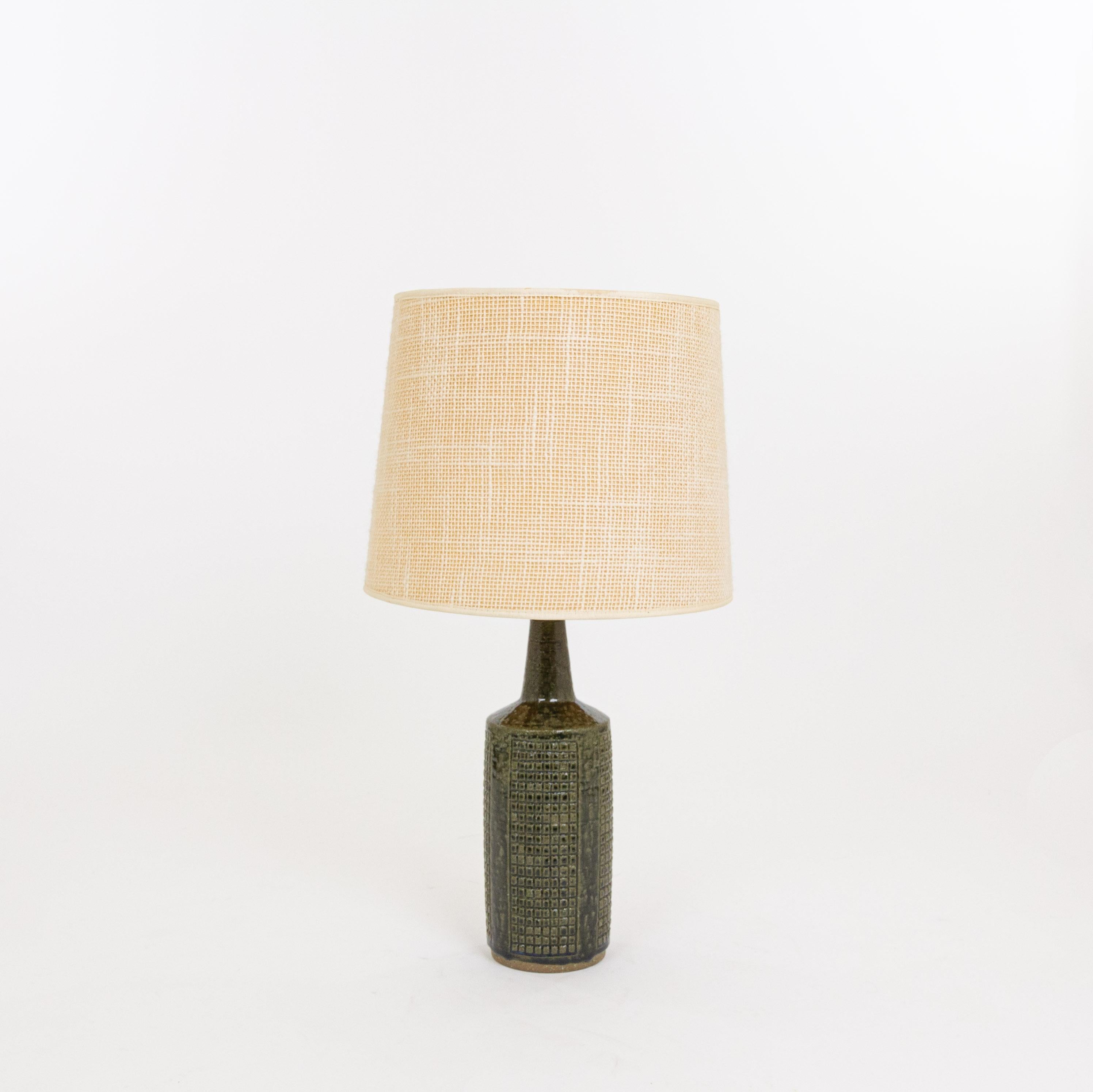 Tischleuchte Modell DL/30, hergestellt von Annelise und Per Linnemann-Schmidt für Palshus in den 1960er Jahren. Die Farbe des handgefertigten, dekorierten Sockels ist Army Green. Es hat beeindruckende, geometrische Muster.

Die Lampe wird mit der