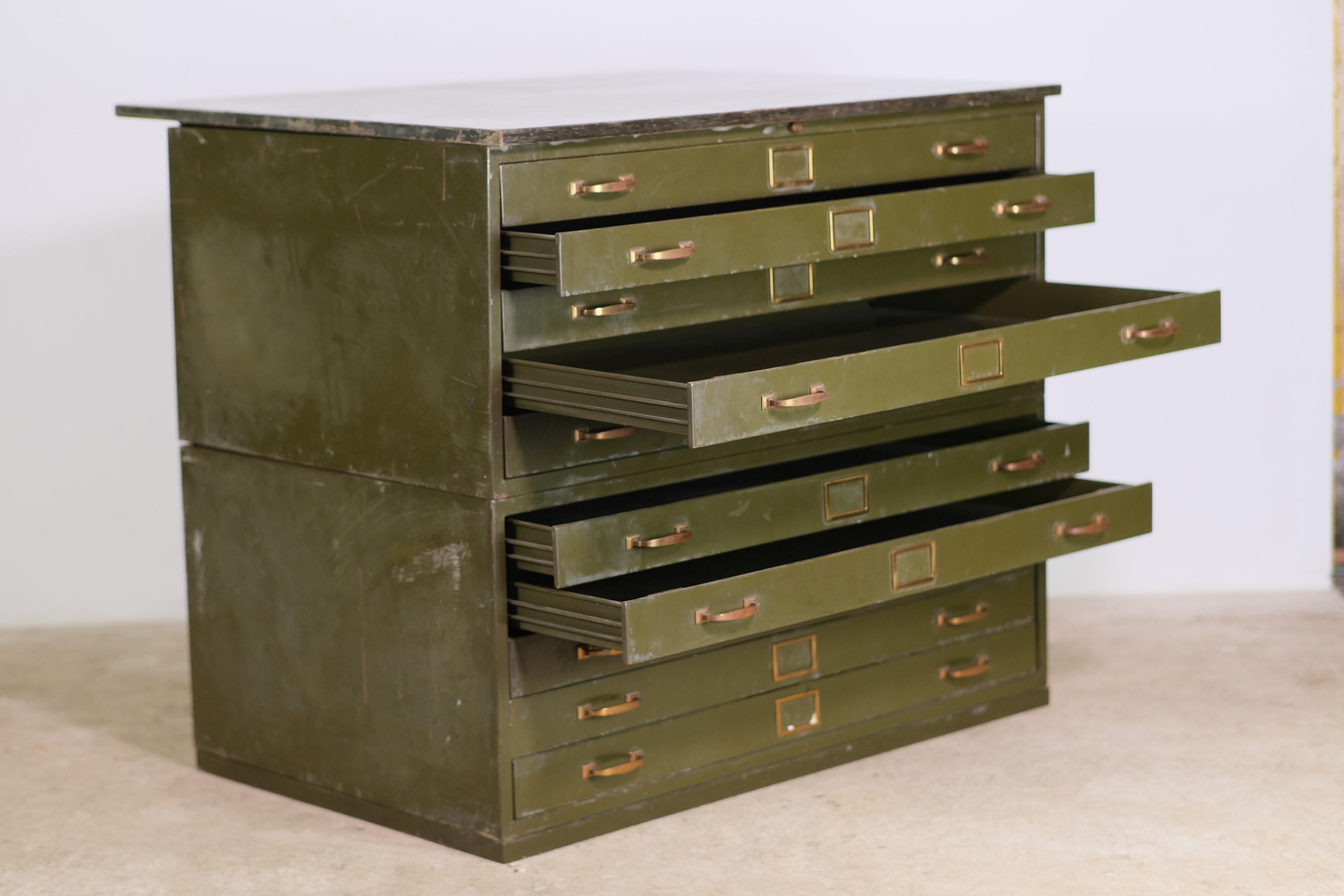 20ième siècle Classeur empilable vert militaire pour dossiers plats ou cartes avec dessus en bois