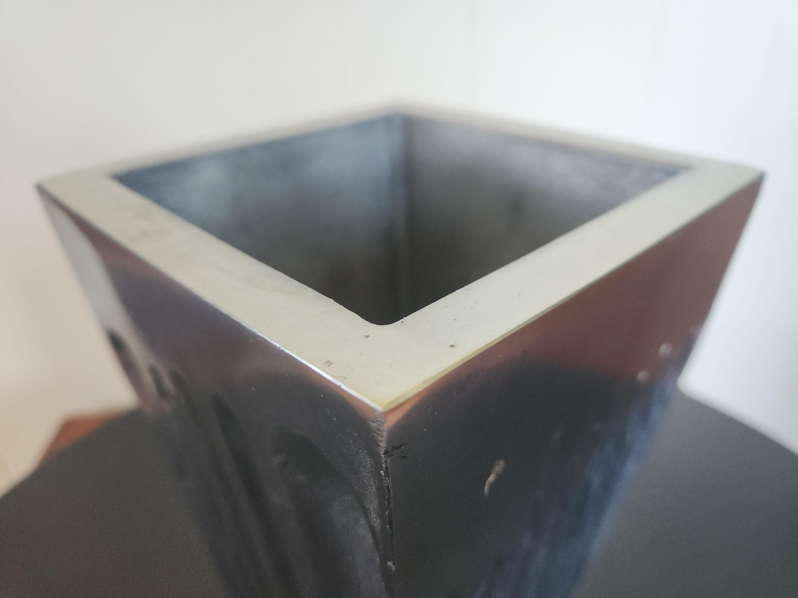 Arnaldo Gamba – Vase aus Aluminiumguss, Italien 2004 im Zustand „Neu“ im Angebot in Stratford, CT