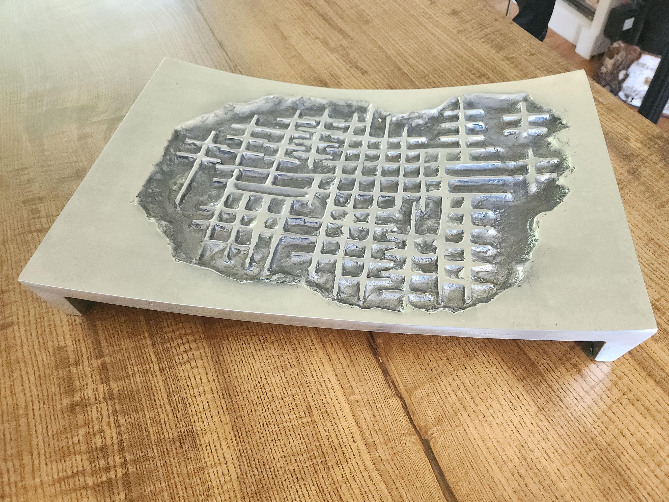 Arnaldo Gamba – großer Tafelaufsatz aus Aluminiumguss, Italien 2004 (Italienisch) im Angebot
