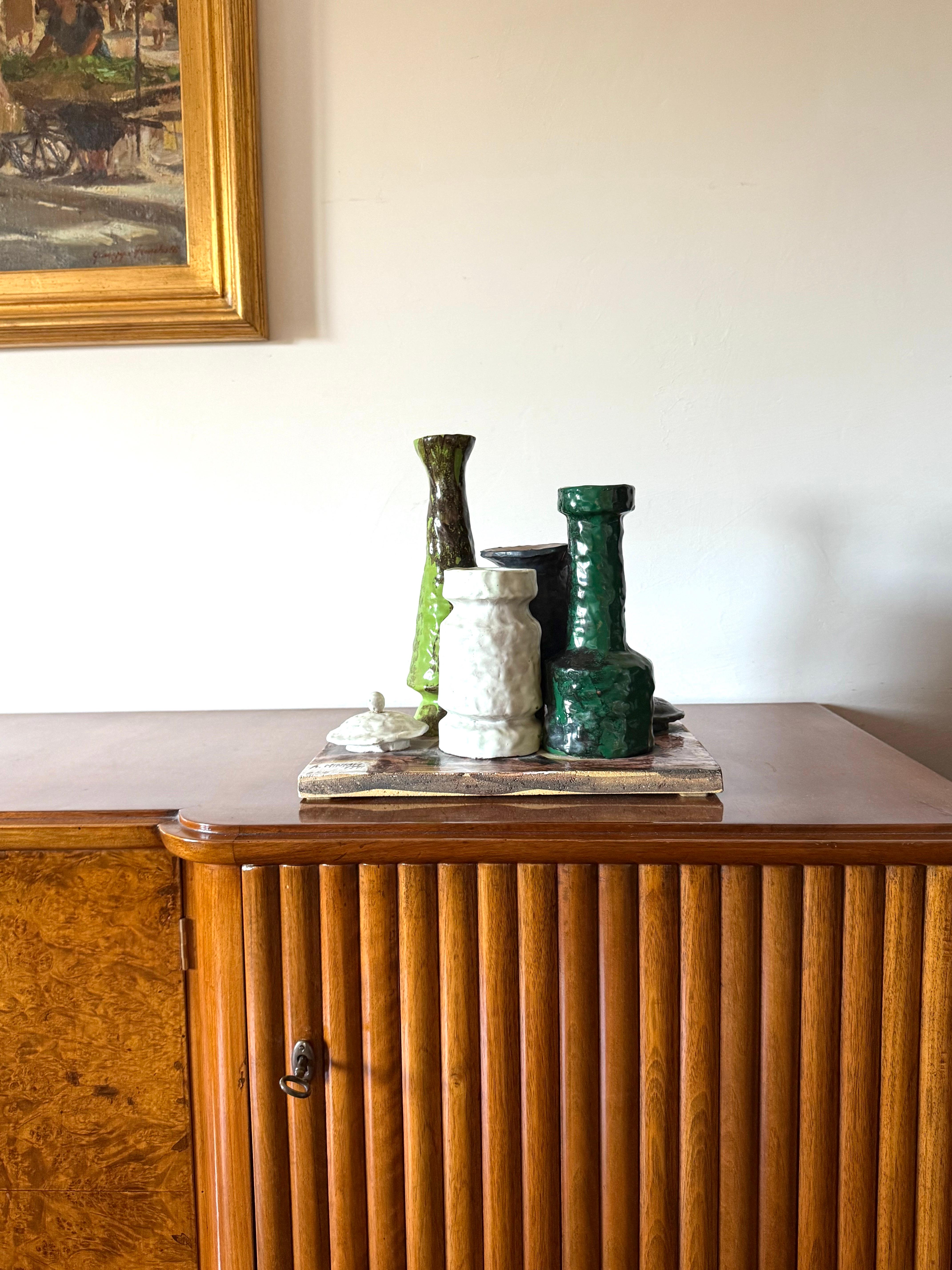 Giorgio Morandi Sculpture allégorie, Italie 1971

Arnaldo Miniati (1909 - 1979)

Céramique émaillée marron, blanche, verte et noire.

Signé, daté et numéroté, édition 8/50

H 32 cm - 33 × 26 cm

Conditions : excellentes. Petit éclat sur la base