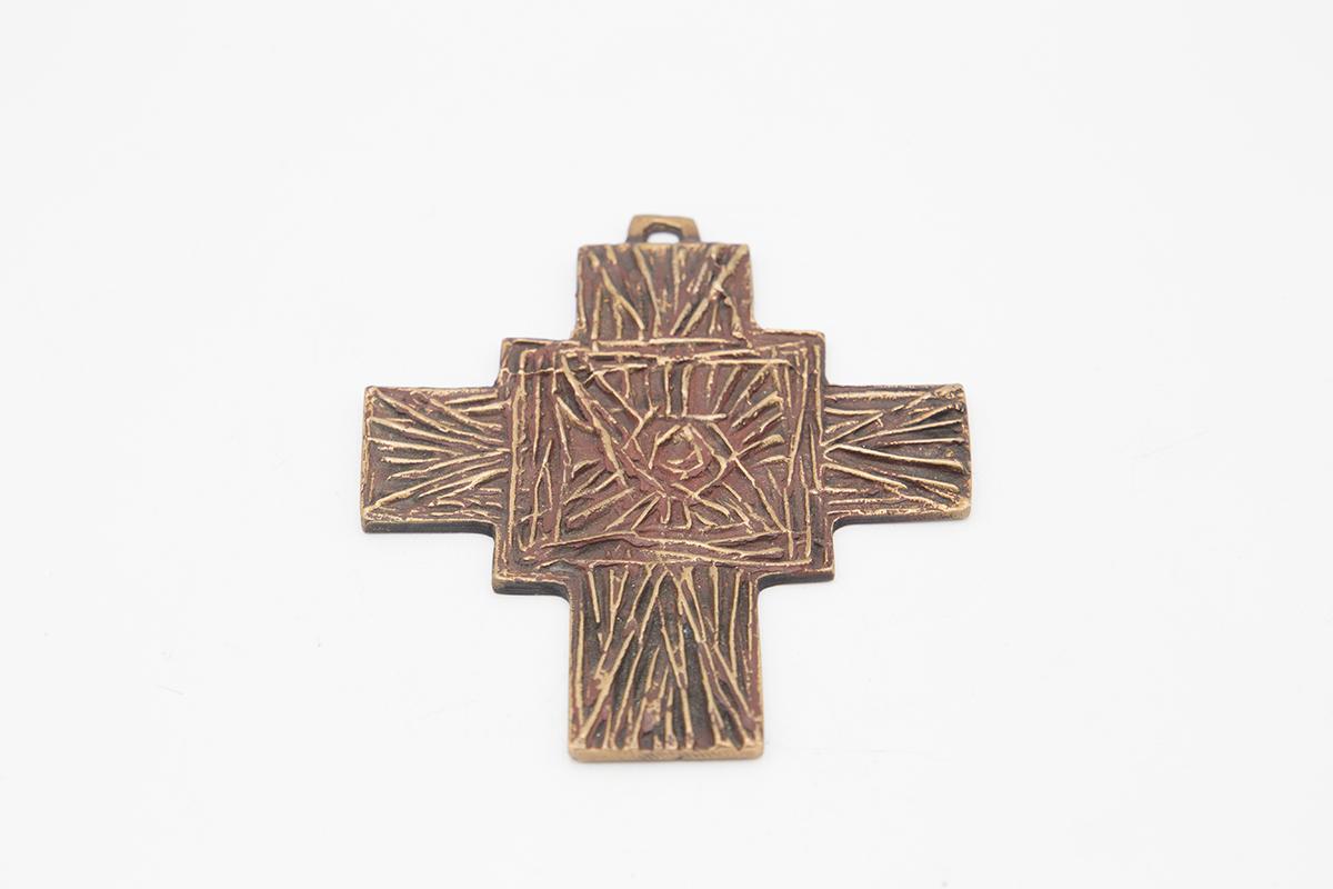 A rare brass cross designed by Arnaldo Pomodoro in the 1950s, of fine Italian manufacture. It is part of the V/58/17 model.
The cross is made entirely of brass, of superhuman beauty. The cross has a fairly classical structure, with the two bands