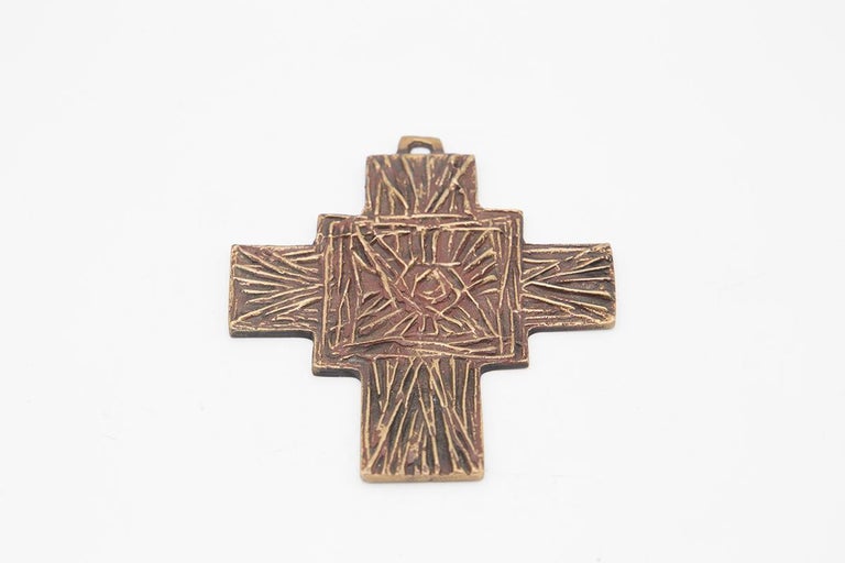 A rare brass cross designed by Arnaldo Pomodoro in the 1950s, of fine Italian manufacture. It is part of the V/58/17 model.
The cross is made entirely of brass, of superhuman beauty. The cross has a fairly classical structure, with the two bands