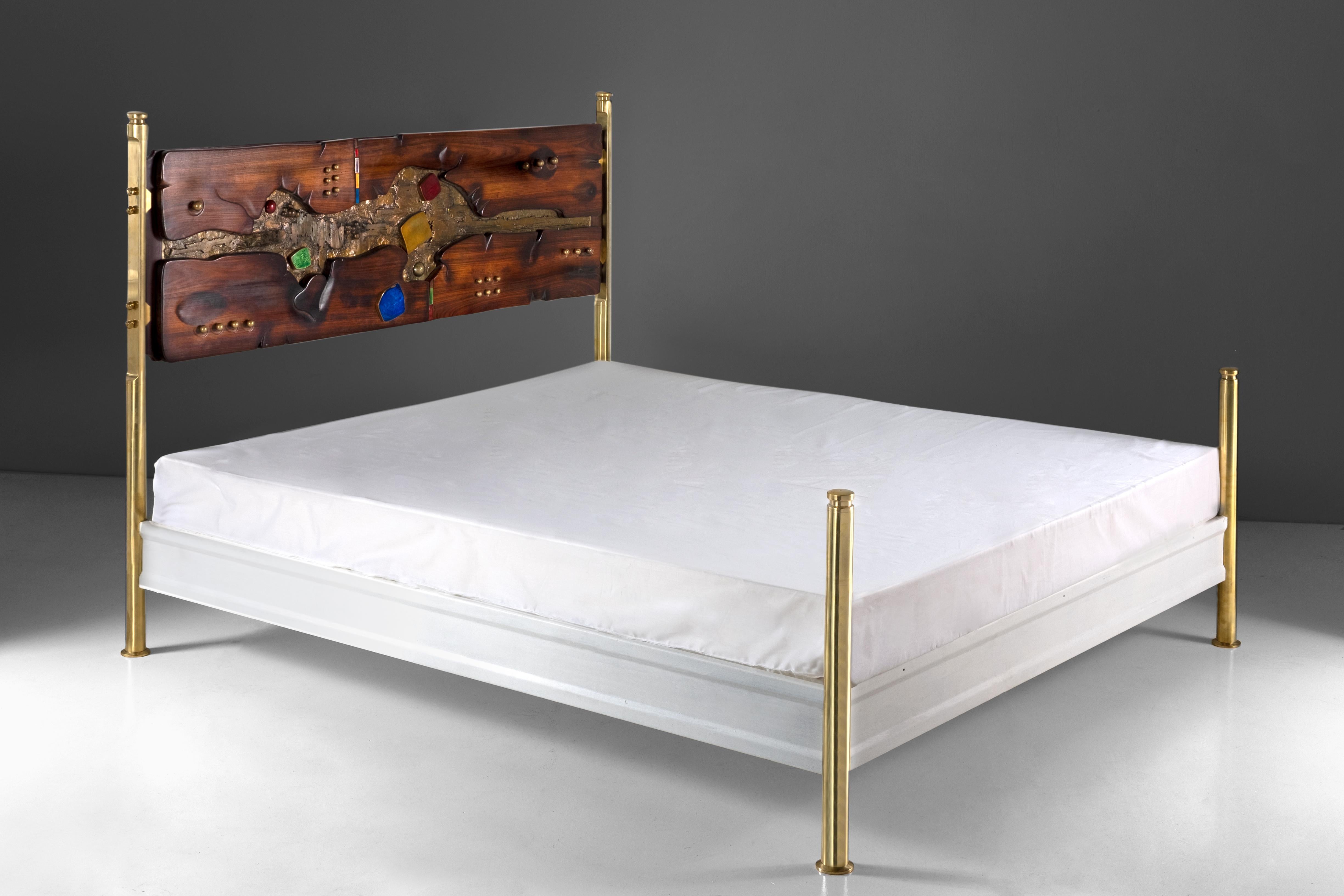 This bed is simple in its essence, composed by a metallic frame over brass feet, but the headboard is something unique: on his career, Arnaldo Pomodoro explored the decoration of furniture establishing collaboration with - among the others - Osvaldo
