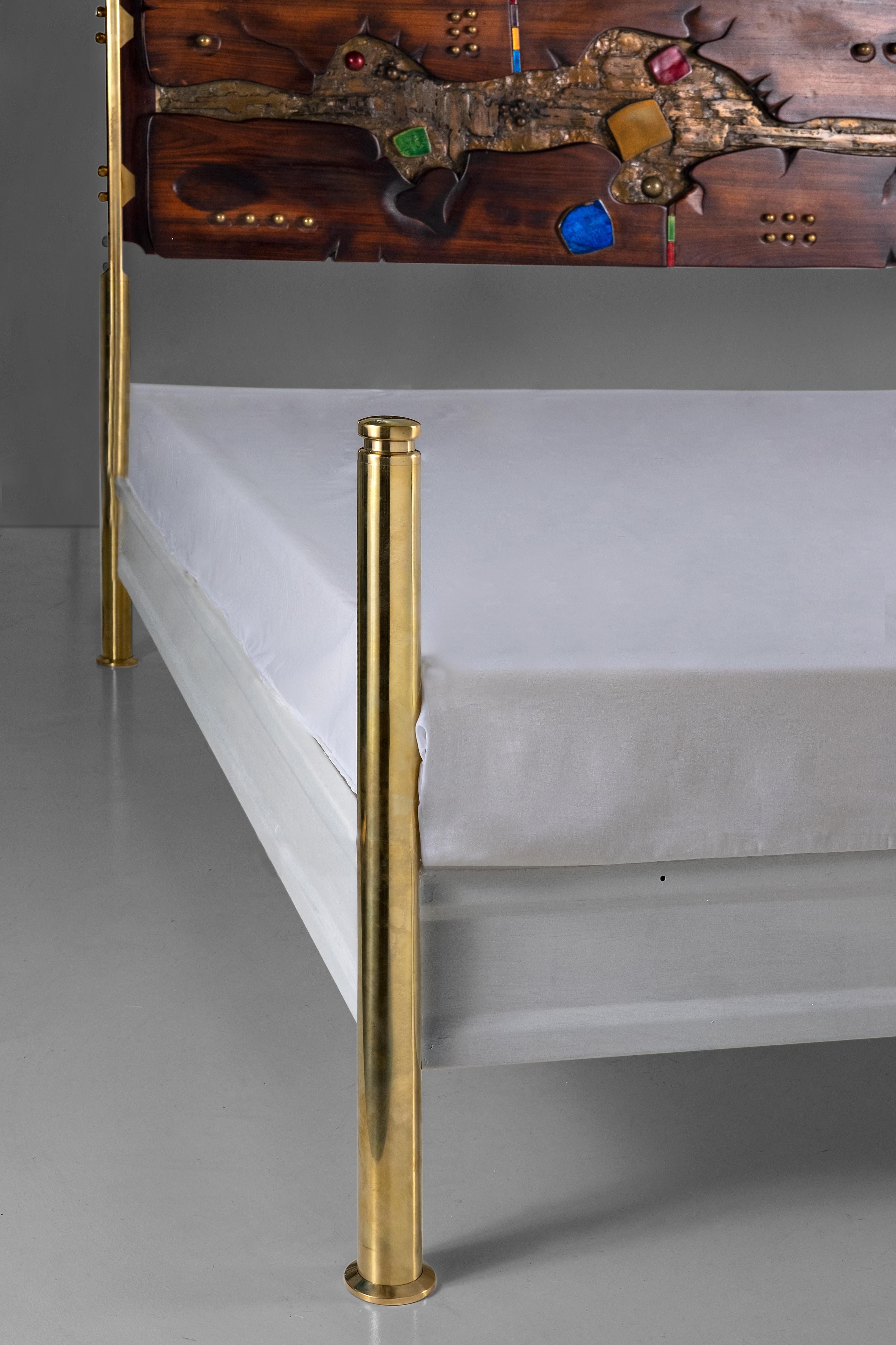 Arnaldo Pomodoro Bed with Sculptural Wood and Bronze Headboard Unique Piece 1962 In Good Condition In Milan, IT