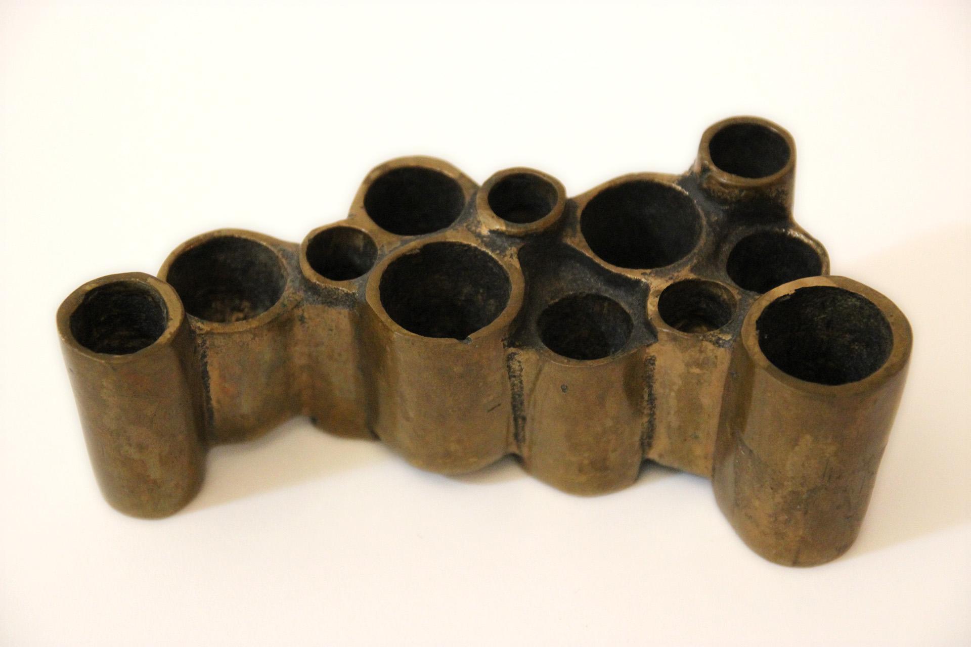 Arnaldo Pomodoro, Bougeoir, firmado, chaleco de bronce, hacia 1970, Italia finales del siglo XX en venta
