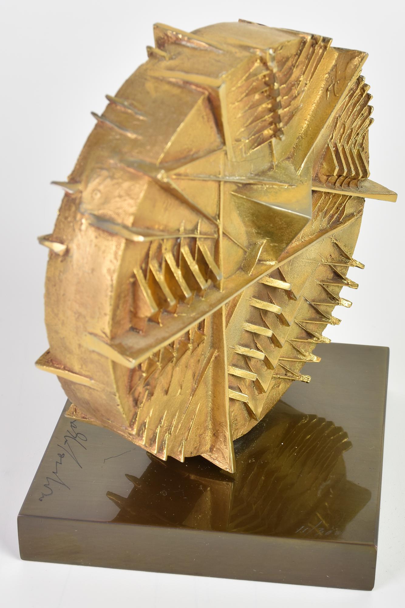 Arnaldo Pomodoro ( 1926 )  - sculpture en bronze doré avec base en laiton - 1983