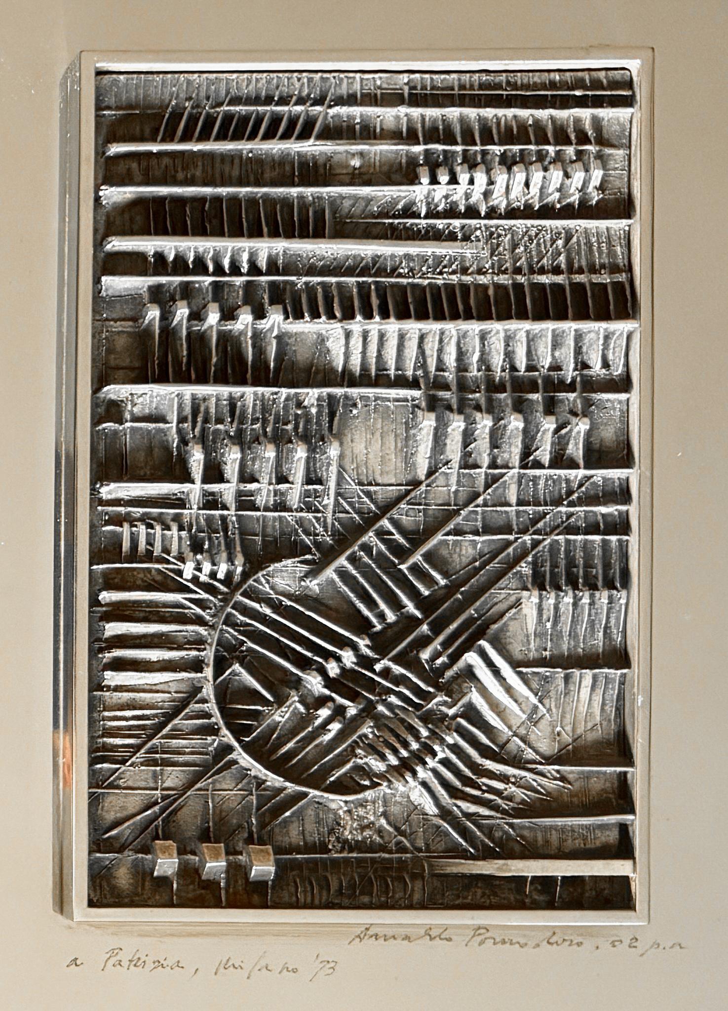 Arnaldo Pomodoro (1926 - 2025) - Bassorilievo - Scultura in argento - 1973 in vendita 1