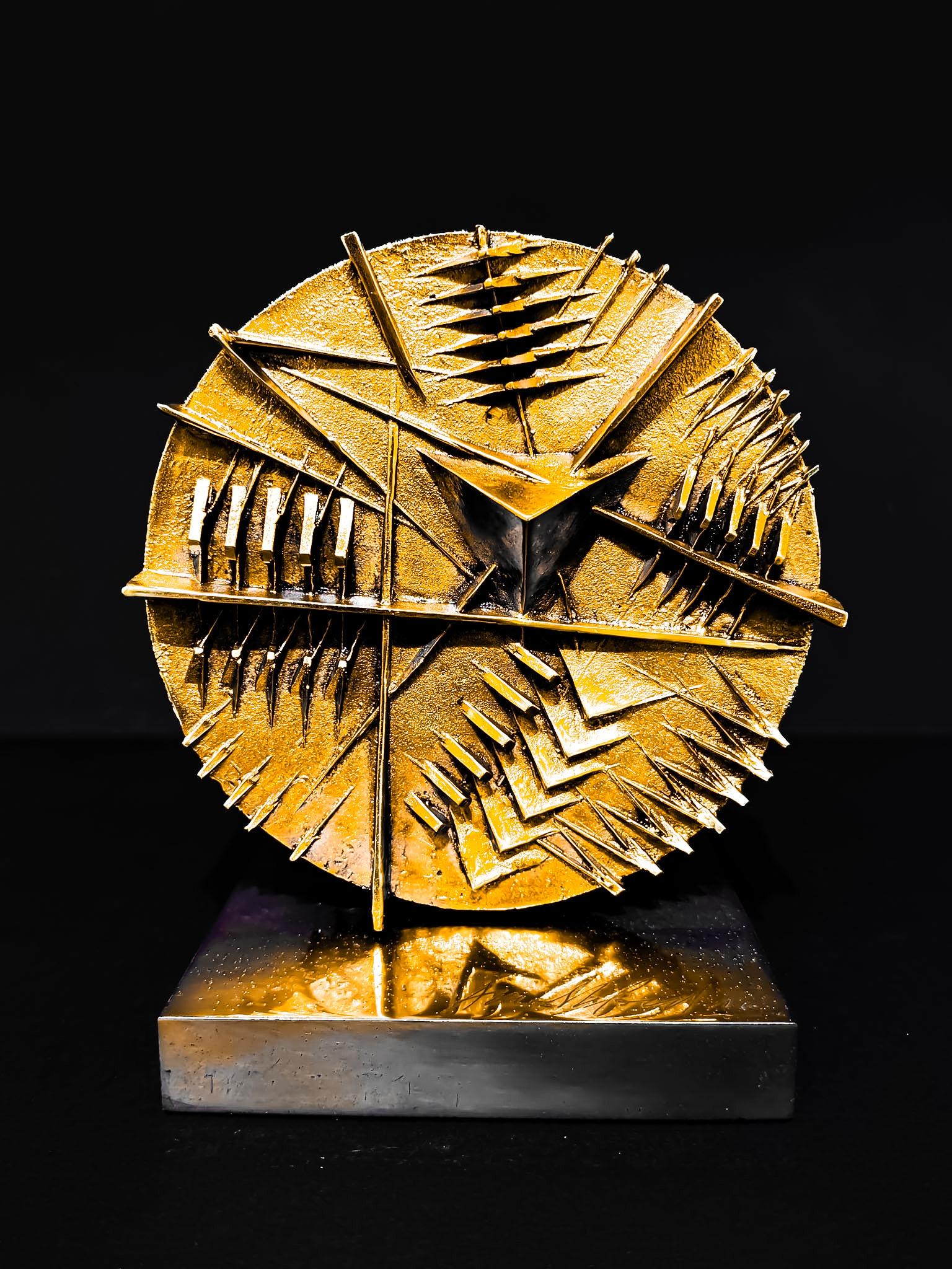 Arnaldo Pomodoro (1926–2025) – Ruota I – Gilded bronze sculpture – 1983