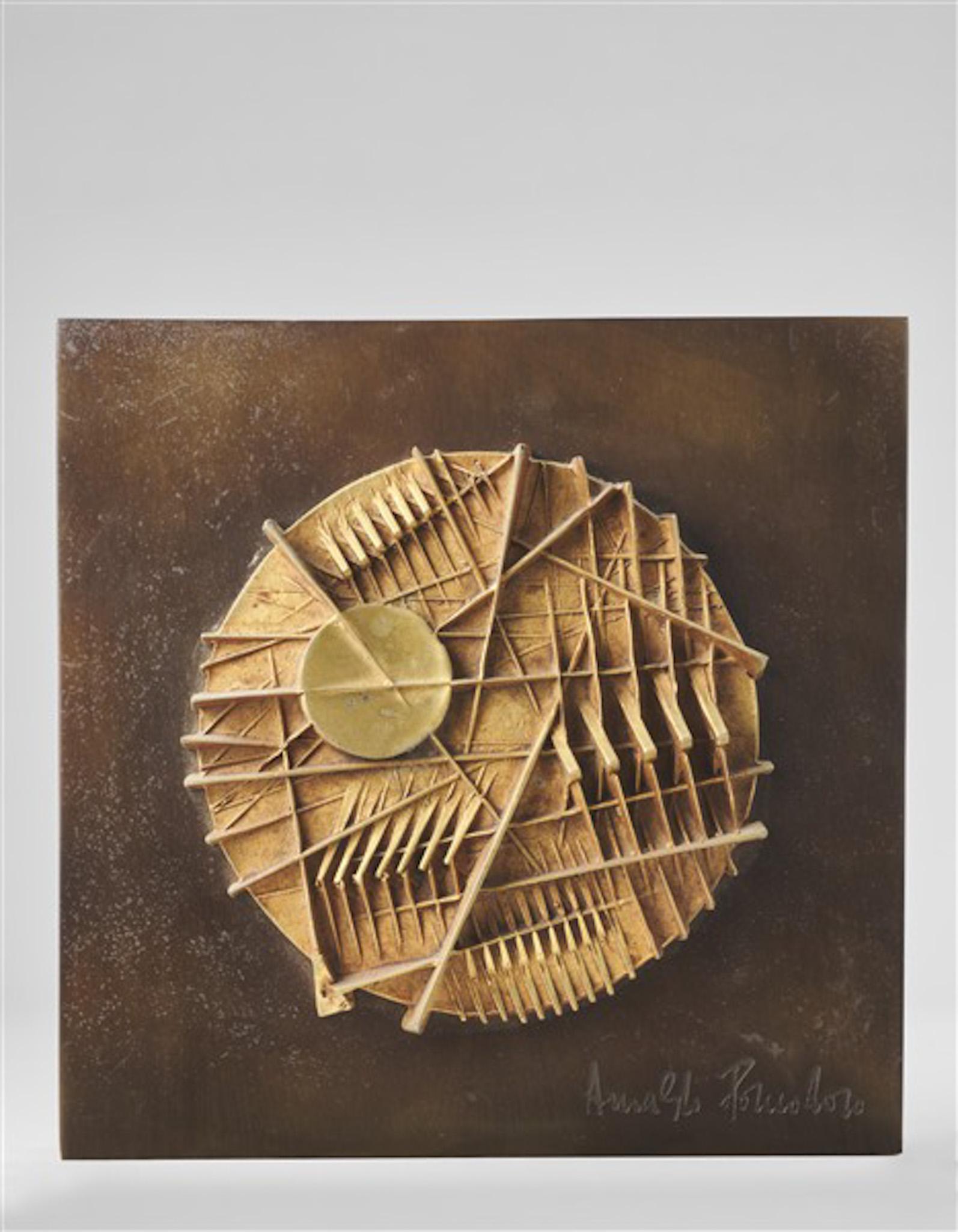 Arnaldo Pomodoro (1926) - Piccolo disco per IACP - Bronze doré et bois - 1982 en vente 1