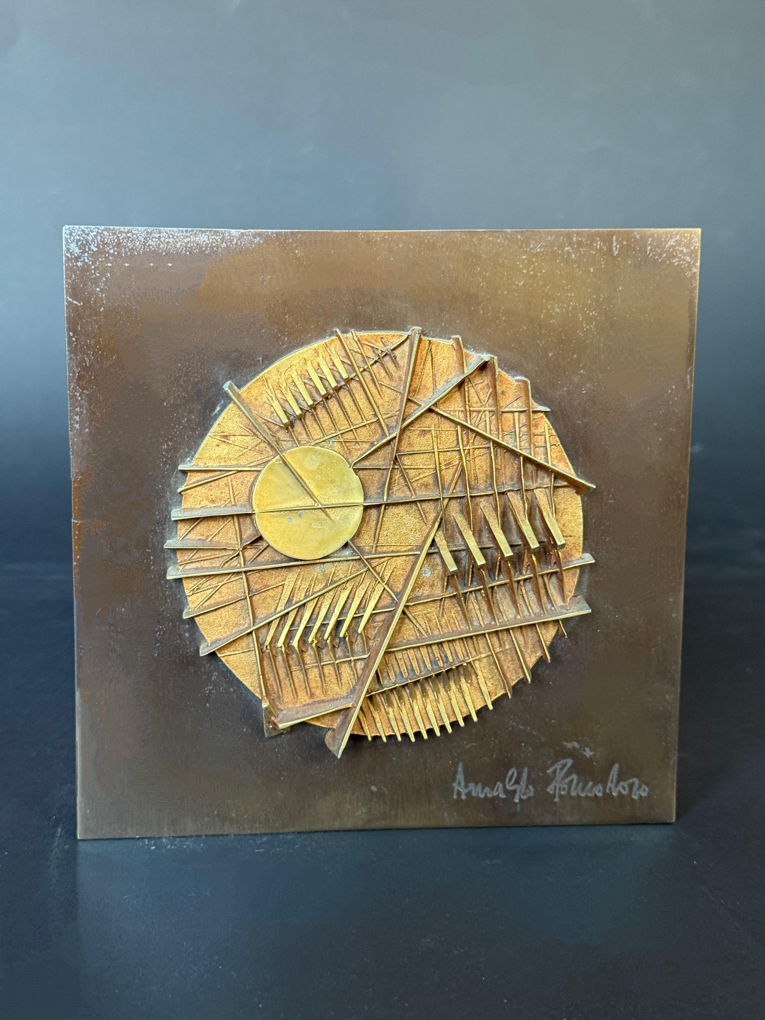 Arnaldo Pomodoro (1926) - Piccolo disco per IACP - Bronze doré et bois - 1982 en vente 1