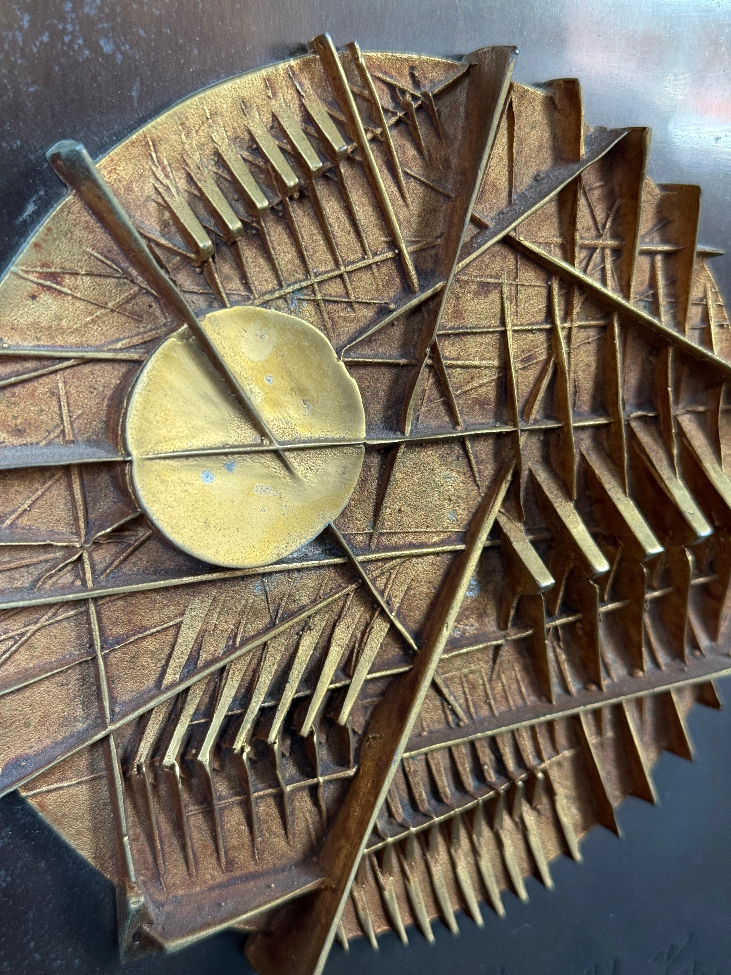 Arnaldo Pomodoro (1926) - Piccolo disco per IACP - Bronze doré et bois - 1982 en vente 2