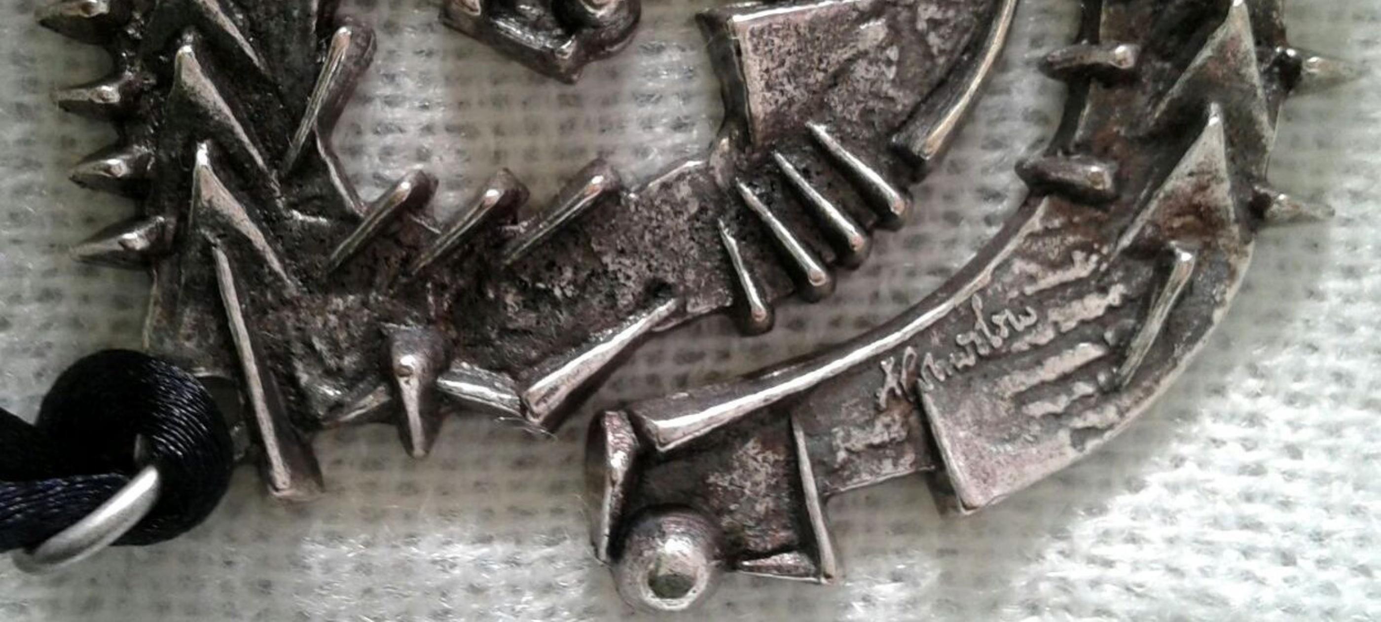 Arnaldo Pomodoro, Colgante de metal firmado (Broche), Centro Internacional de Escultura en venta 1