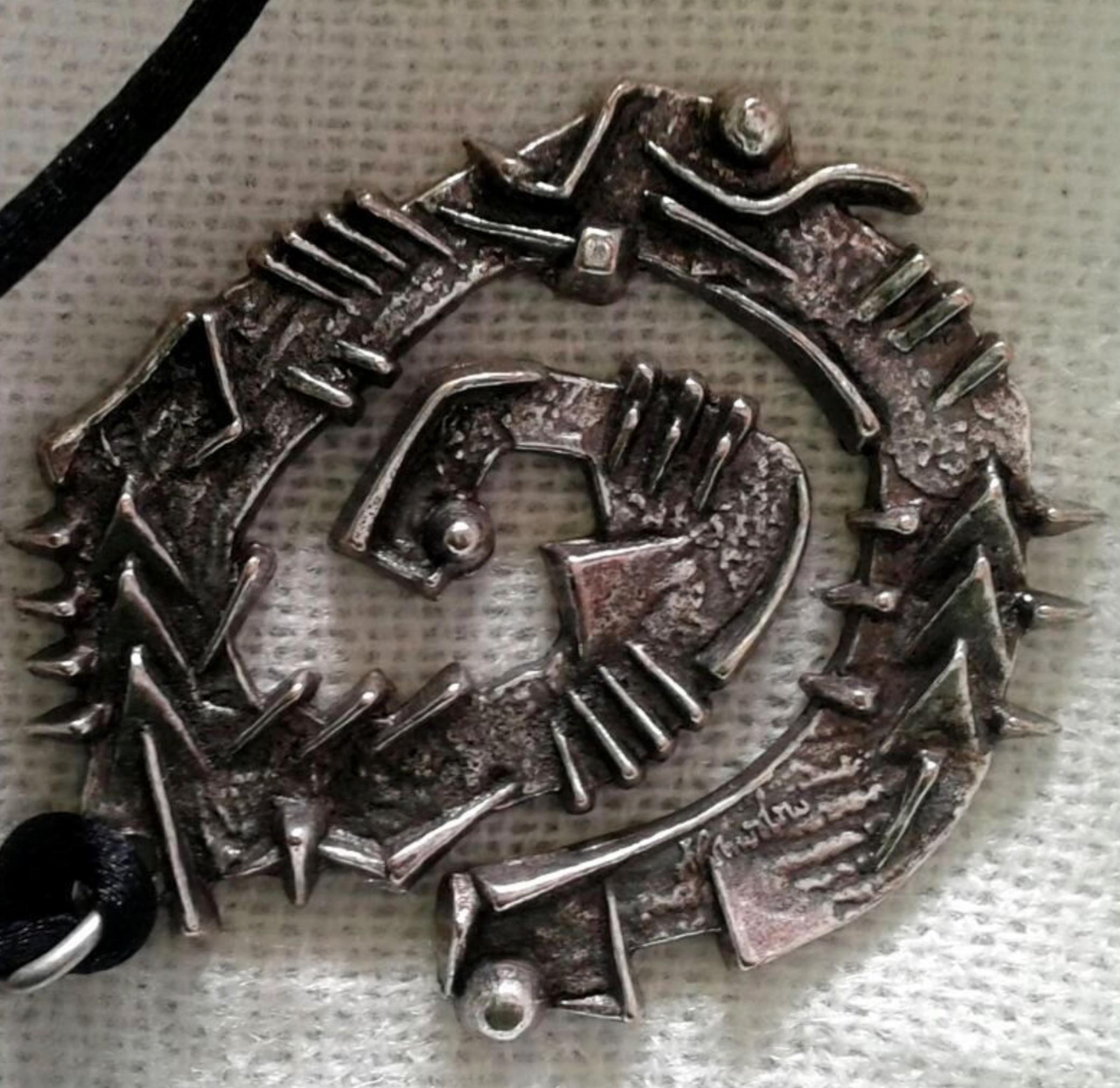 Arnaldo Pomodoro
Colgante de metal firmado (Broche), ca. 1989
Broche de metal esculpido. 
Firma incisa de Arnaldo Pomodoro.
4 4/5 × 4 pulgadas
Elegante broche y/o colgante de metal esculpido. Firma incisa.
Muy buen estado original
Donado por el