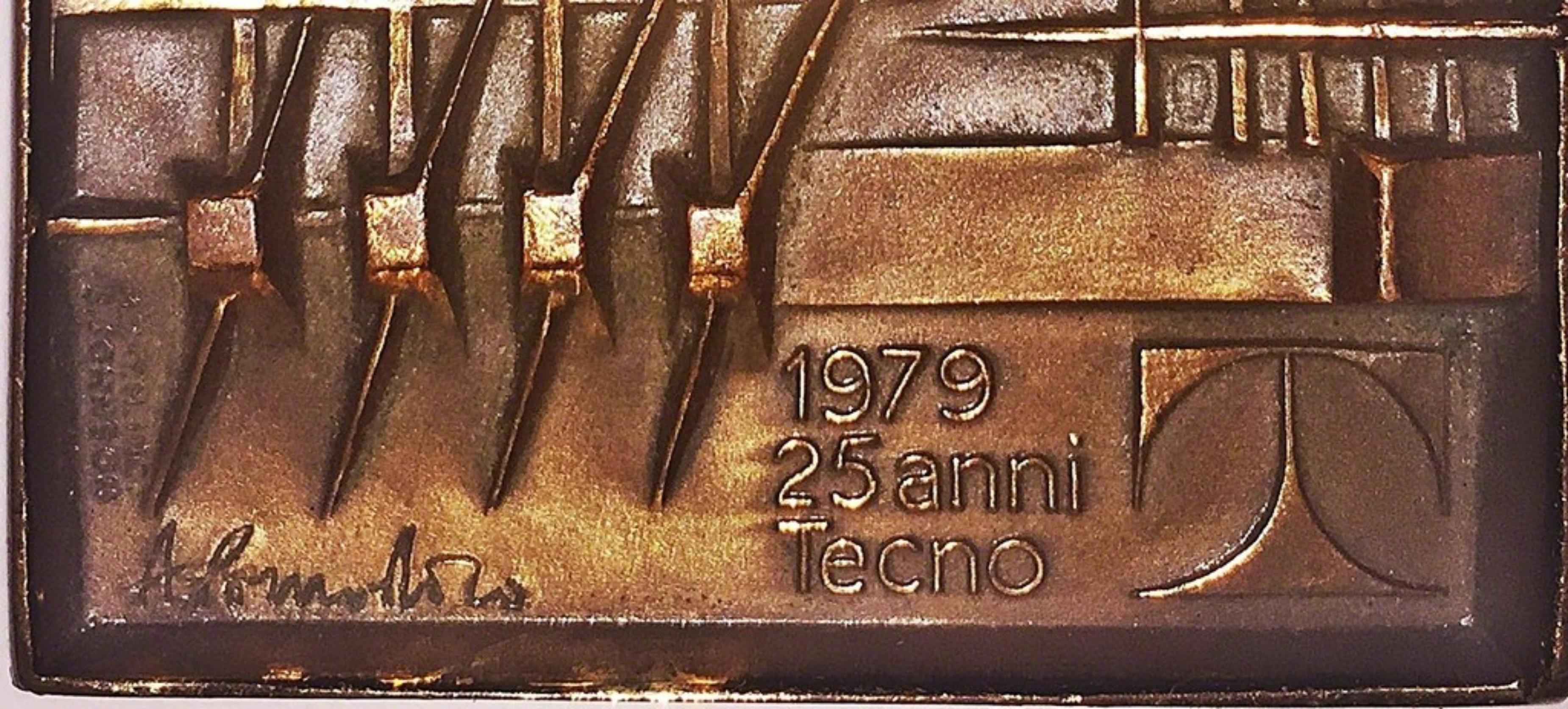 Medaglia 25 Anni Tecno, Bronze-Medaillonplakette in limitierter Auflage, berühmter Bildhauer (Geometrische Abstraktion), Sculpture, von Arnaldo Pomodoro