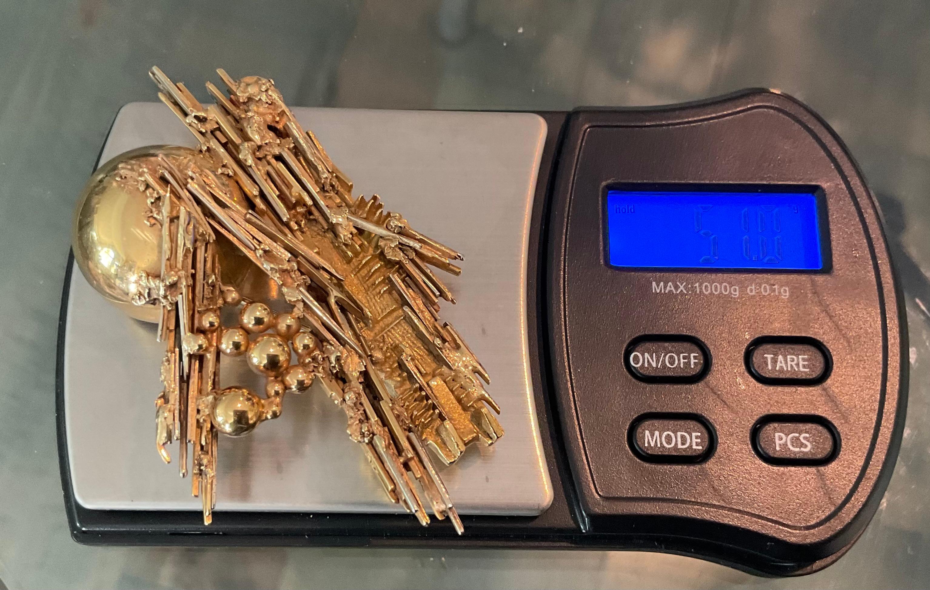 Arnaldo Pomodoro SIGNED 18K gold Sculpture PIN with original box Abstract Art In Good Condition For Sale In Ann Arbor, MI