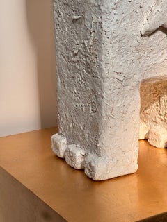 Escultura abstracta de cerámica y vidrio que representa a un animal
