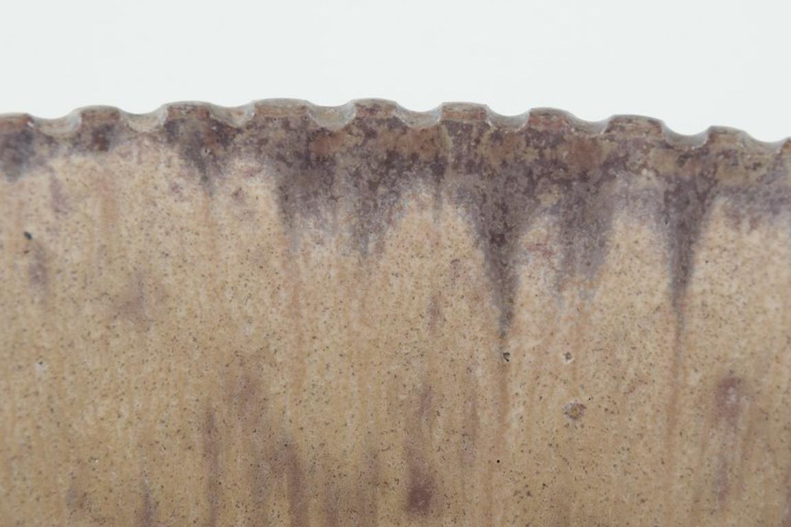 Arne Bang (1901-1983), Dänemark. Schale aus glasierter Keramik mit geschwungenem Korpus. (Skandinavische Moderne) im Angebot