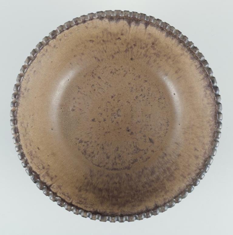 Arne Bang (1901-1983), Dänemark. Schale aus glasierter Keramik mit geschwungenem Korpus. (Glasiert) im Angebot