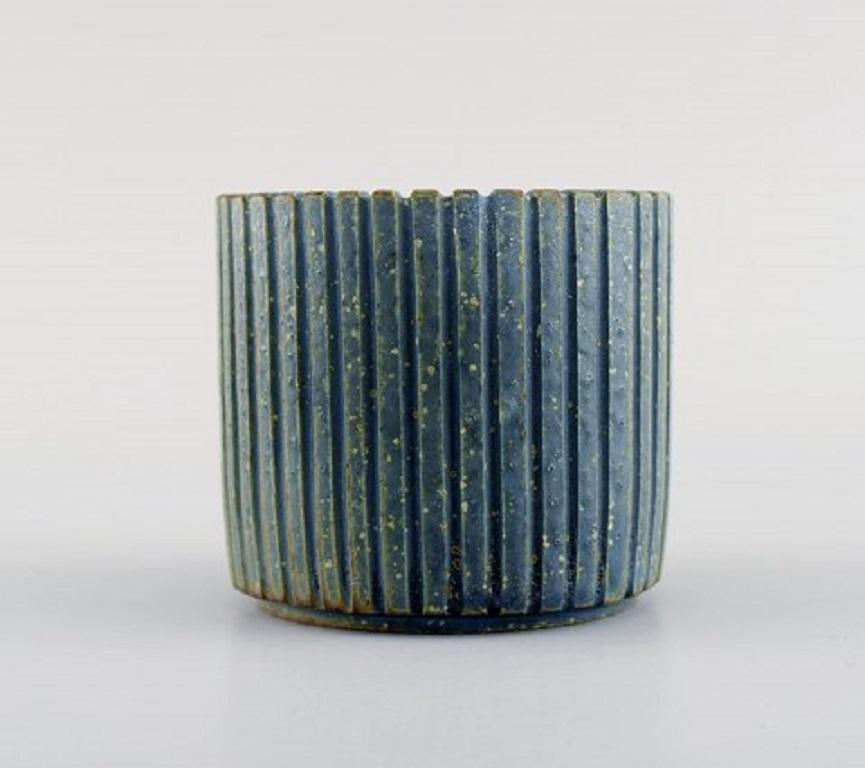 Arne Bang (1901-1983), Denmark. Bowl in glazed ceramics.
Grooved body and beautiful glaze in shades of blue and green, 1940s / 50s.
Measures: 8.5 x 7.7 cm.
In excellent condition.
Signed.