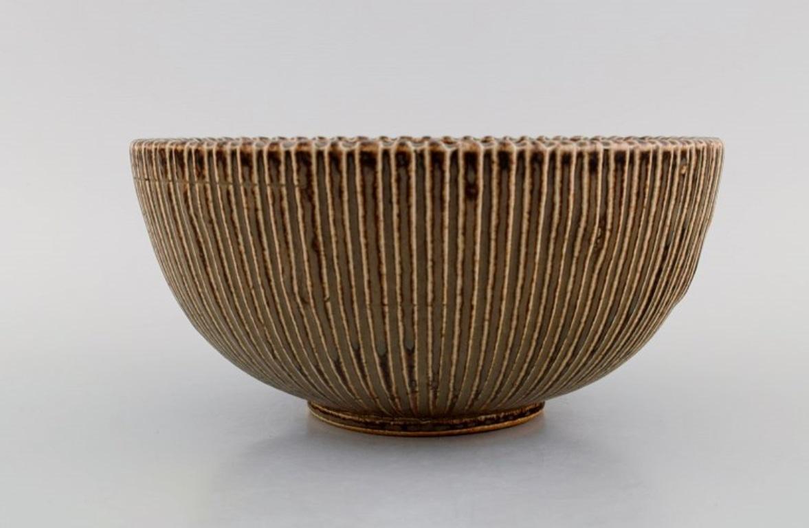 Scandinavian Modern Arne Bang (1901-1983), Denmark.  Bowl in glazed ceramics with the grooved body For Sale