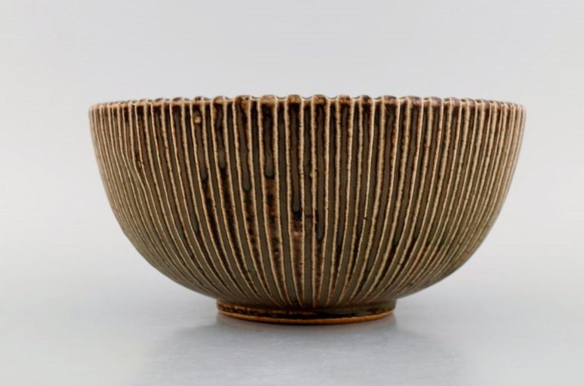 Danish Arne Bang (1901-1983), Denmark.  Bowl in glazed ceramics with the grooved body For Sale
