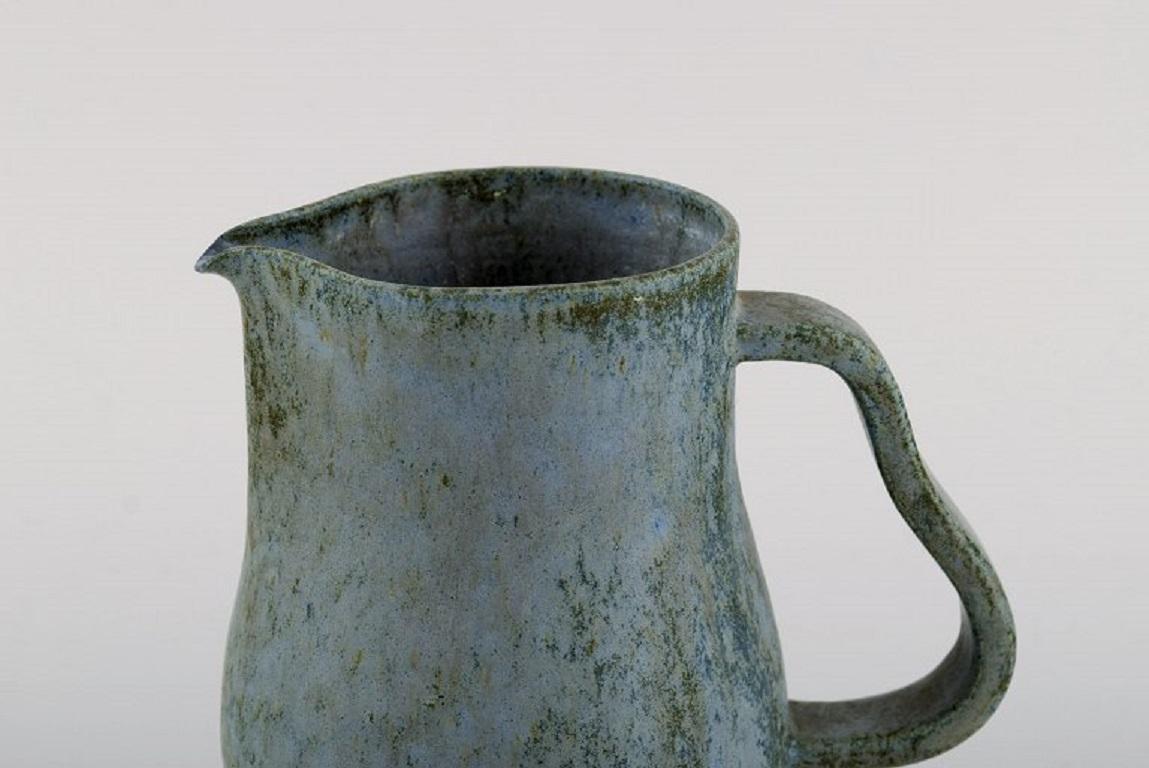 Arne Bang (1901-1983), Denmark. Jug in glazed ceramics. Beautiful glaze in shades of blue-green. 1940s / 50s.
Measures: 15 x 14.5 cm.
In excellent condition.
Signed.