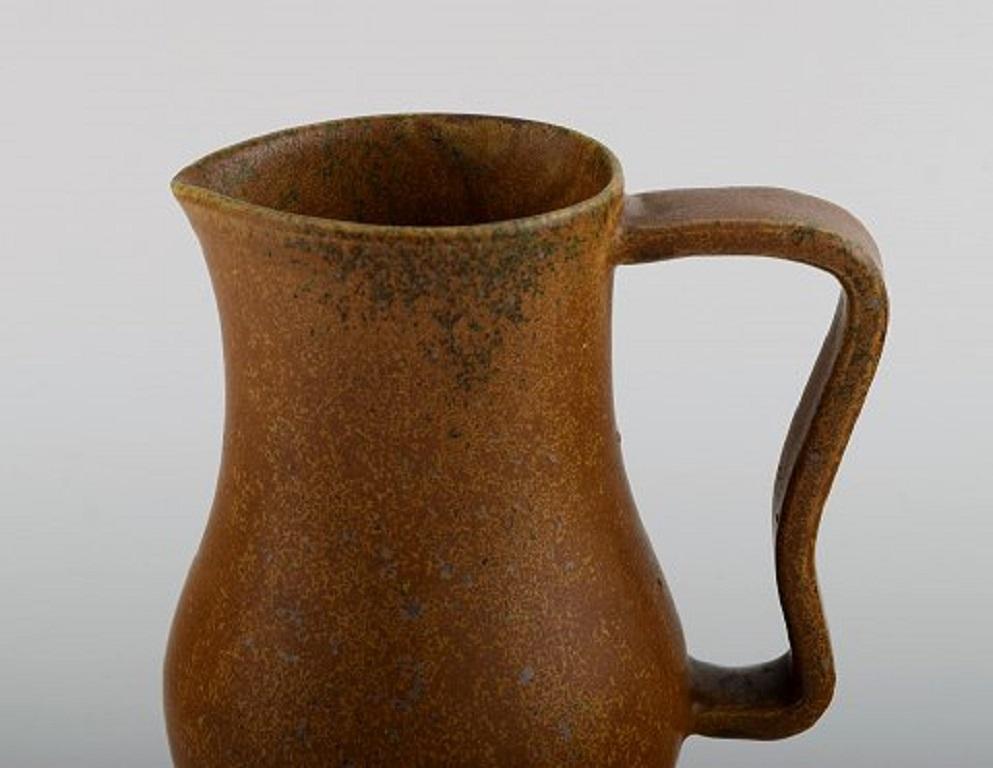 Arne Bang (1901-1983), Denmark. Jug in glazed ceramics. Beautiful glaze in brown shades. 1940s / 50s.
Measures: 17 x 13.5 cm.
In good condition.
Signed.