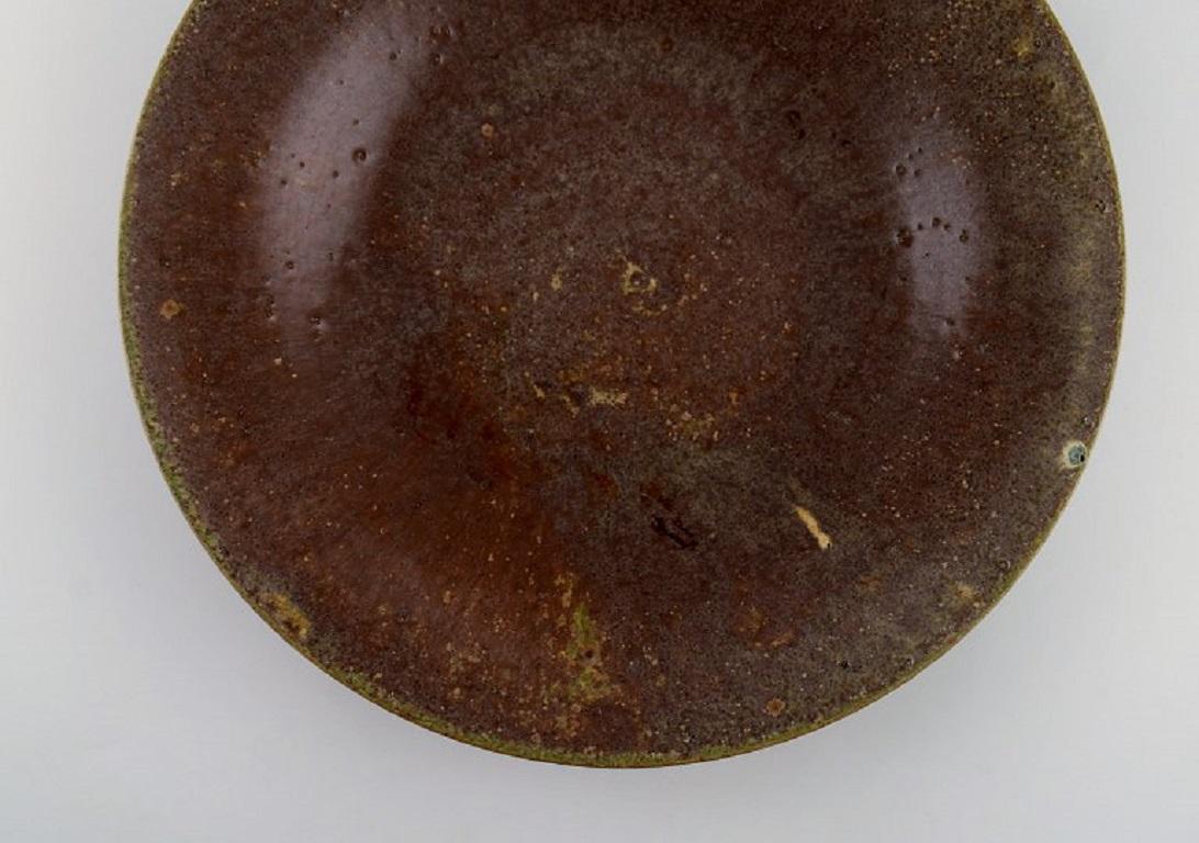 Arne Bang (1901-1983), Denmark. Round bowl / dish in glazed ceramics. Model number 50. 
1940s / 50s.
Measures: 27.5 x 5 cm.
In excellent condition.
Signed.