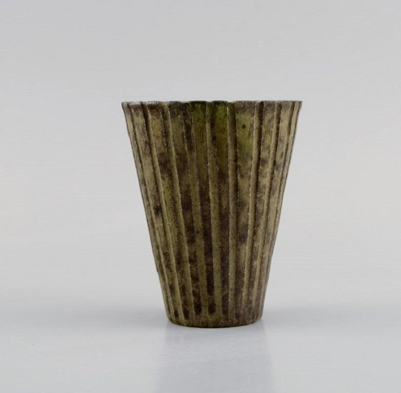 Arne Bang (1901-1983), Denmark. 
Miniature vase in glazed ceramics. 
Fluted body and beautiful glaze in light earth tones. 
Mid-20th century.
Measures: 8.3 x 6.5 cm.
In excellent condition.
Signed.