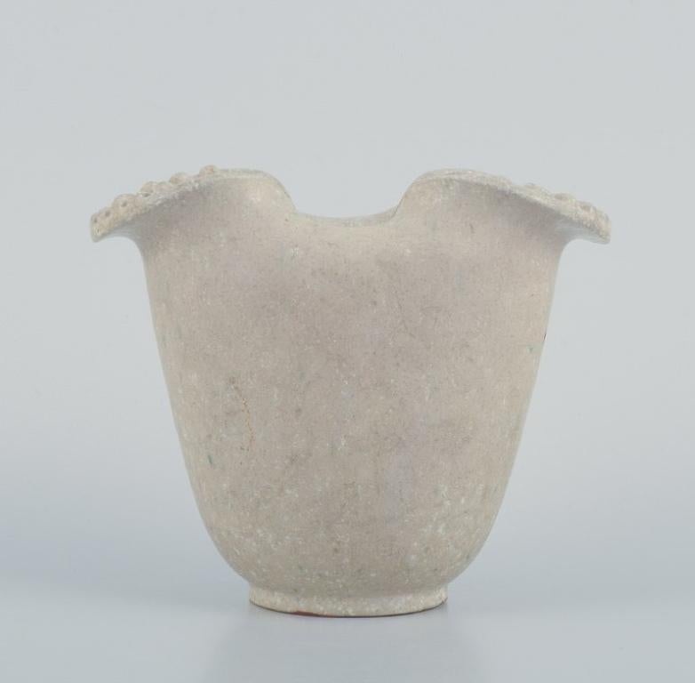 Arne Bang (1901-1983). Stoneware vase with light glaze.
Model no. 179.
From the 1940s.
Signed with monogram AB at the bottom.
In perfect condition.
Dimensions: W 14.0 cm x H 12.0 cm.