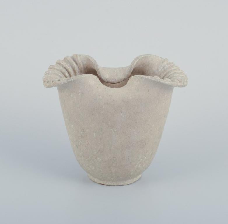 Arne Bang (1901-1983). Vase aus Steingut mit leichter Glasur. Modell Nr. 179. (Moderne) im Angebot
