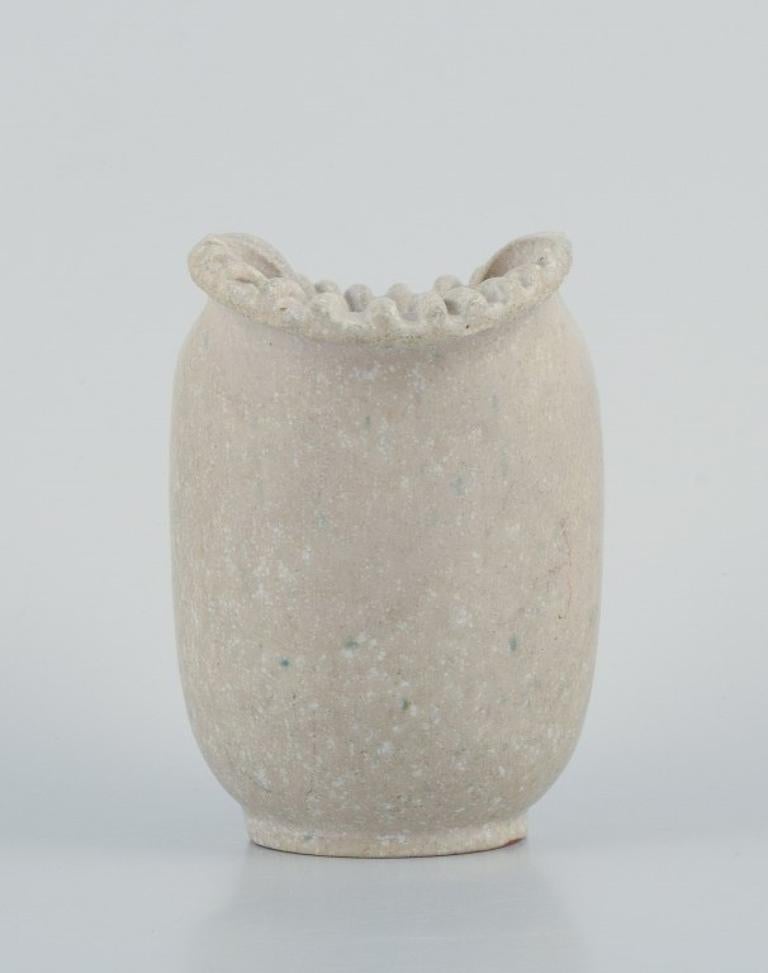 Arne Bang (1901-1983). Stoneware vase with light glaze. Model no. 179. In Excellent Condition For Sale In Copenhagen, DK